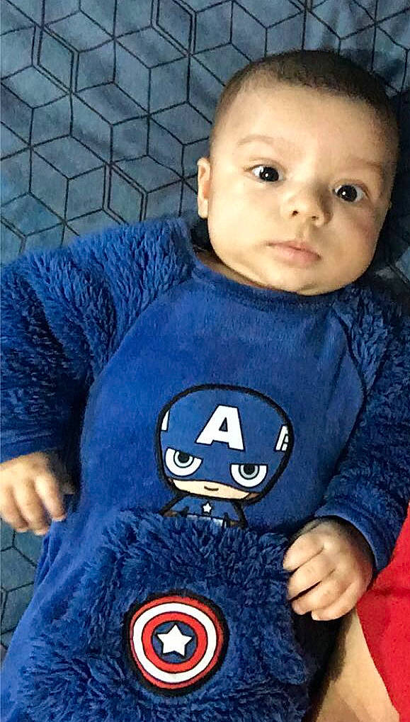 Niro a rejoint le concours — aidez-le/la à gagner de superbes lots ! azure, baby_toddler_clothing, blue, cheek, cool, eye, finger, hairstyle, hand, happy, head, mouth, muscle, neck, nose, outerwear, person, photograph, sleeve, t_shirt