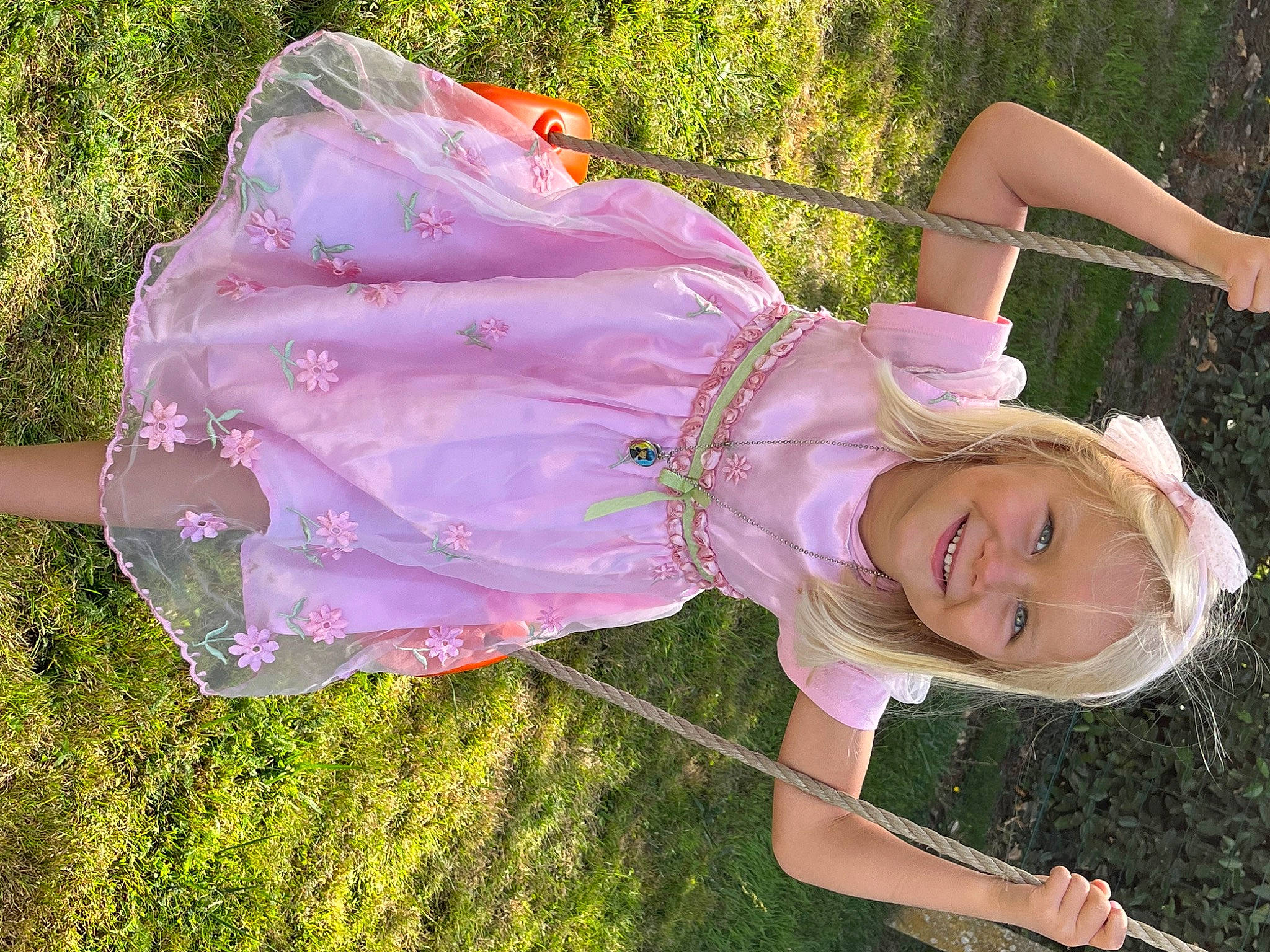 Léna participe au concours pour gagner de l'argent avec cette photo : botany, child, costume, eyewear, flower, fun, garden, grass, grassland, happy, joy, leisure, magenta, people_in_nature, person, pink, plant, smile, tree, water