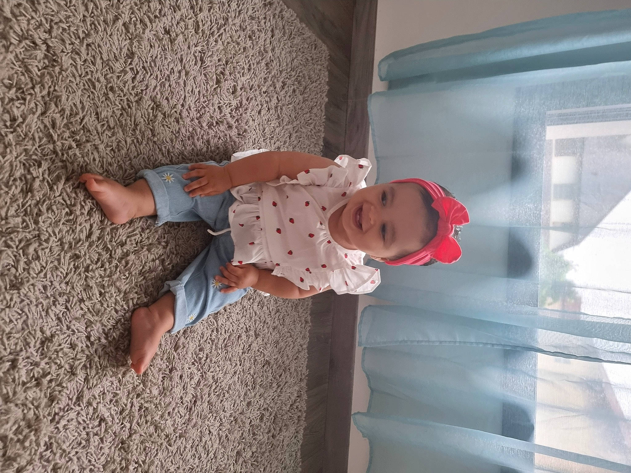 Kamila participe au concours pour gagner de l'argent avec cette photo : baby, baby_toddler_clothing, child, comfort, elbow, floor, flooring, foot, fun, human_leg, joy, pattern, person, room, shadow, smile, toddler, wood