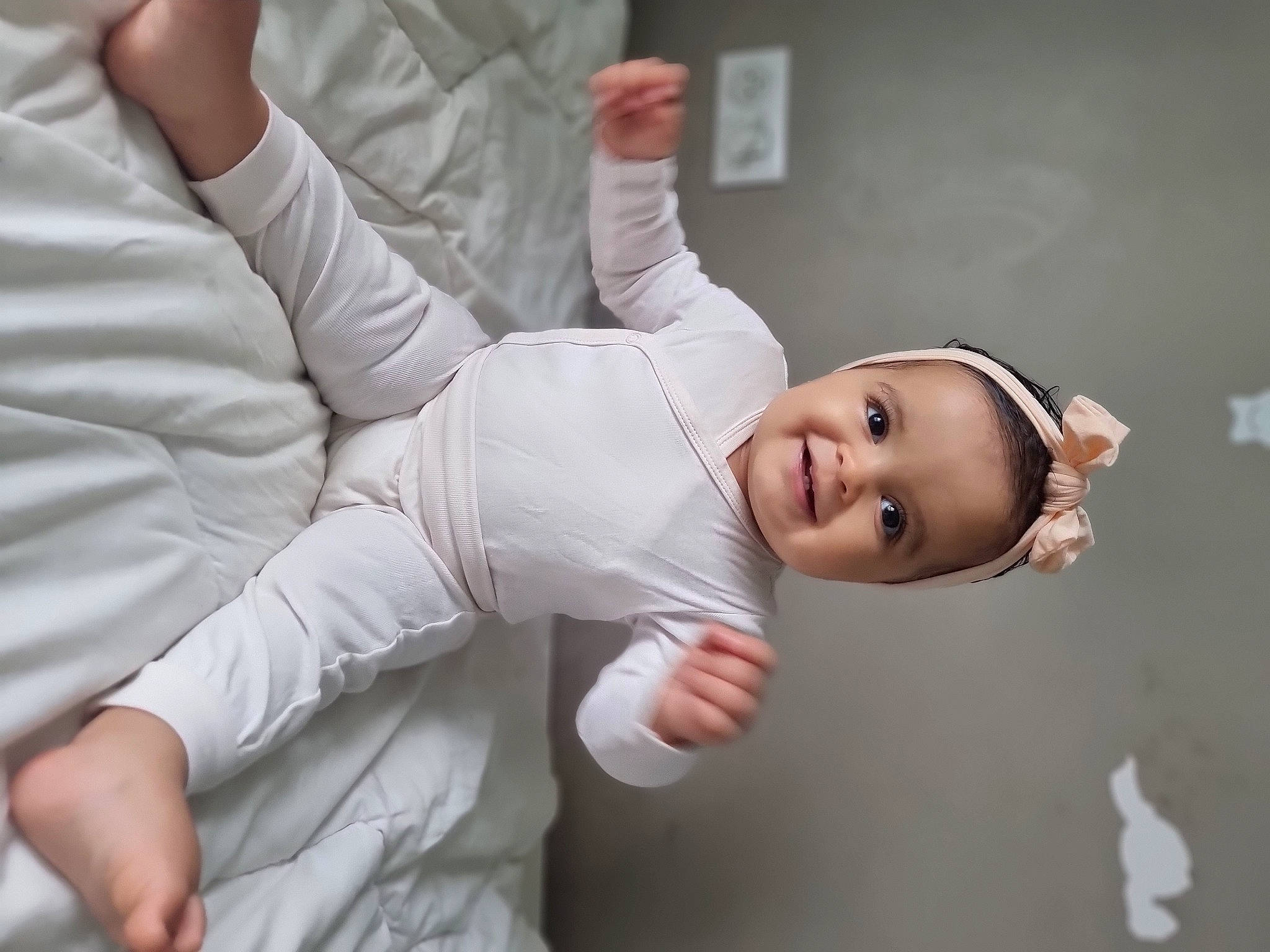 Kamila participe au concours pour gagner de l'argent avec cette photo : arm, baby, baby_toddler_clothing, child, comfort, dress_shirt, elbow, flash_photography, gesture, happy, human_leg, joint, joy, knee, mouth, person, room, sitting, sleeve, smile