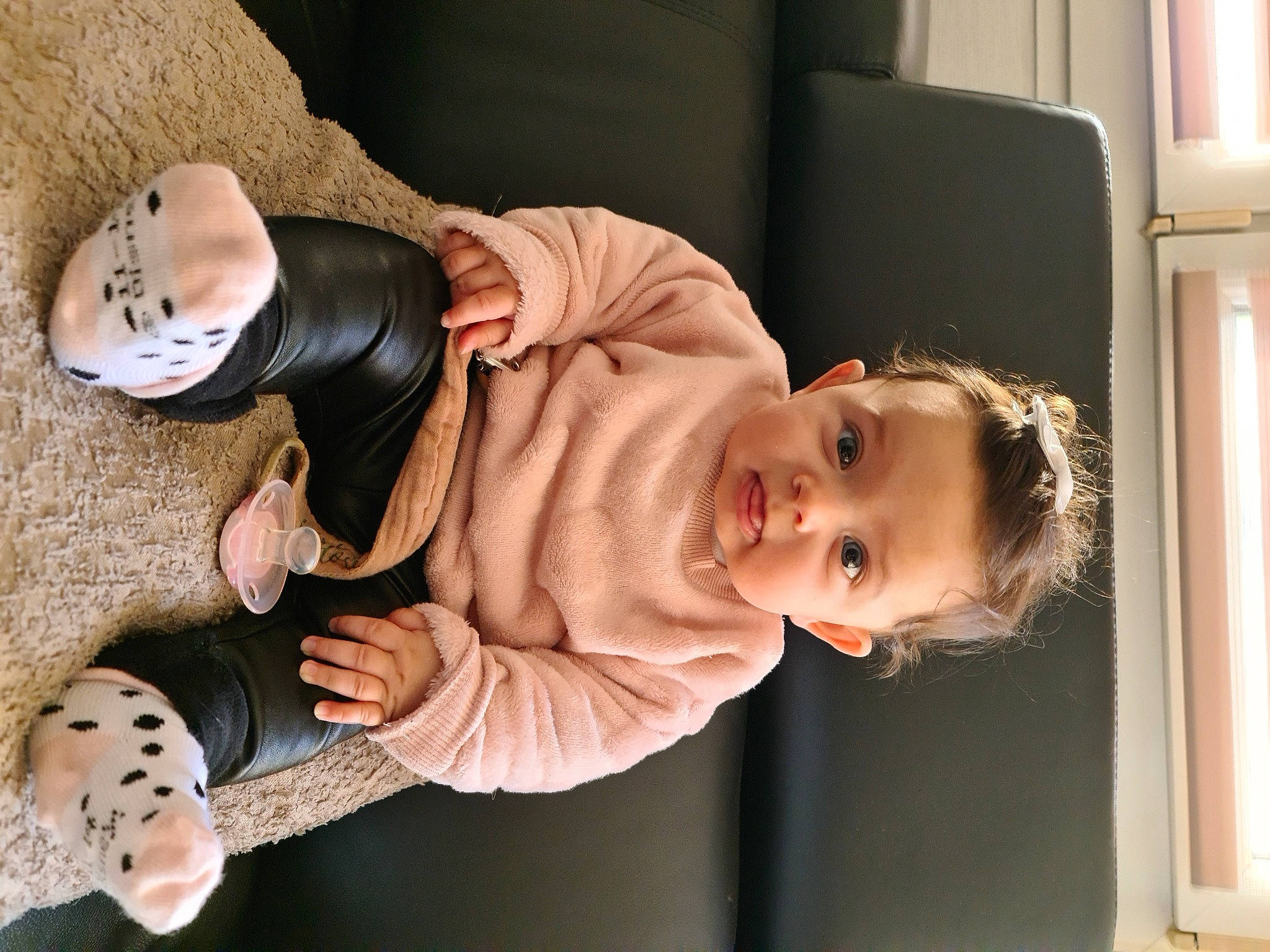 Victoria participe au concours pour gagner de l'argent avec cette photo : baby, baby_products, baby_toddler_clothing, cheek, child, comfort, fun, gesture, happy, joint, leg, person, room, sitting, skin, sleeve, smile, thumb, toddler, wood