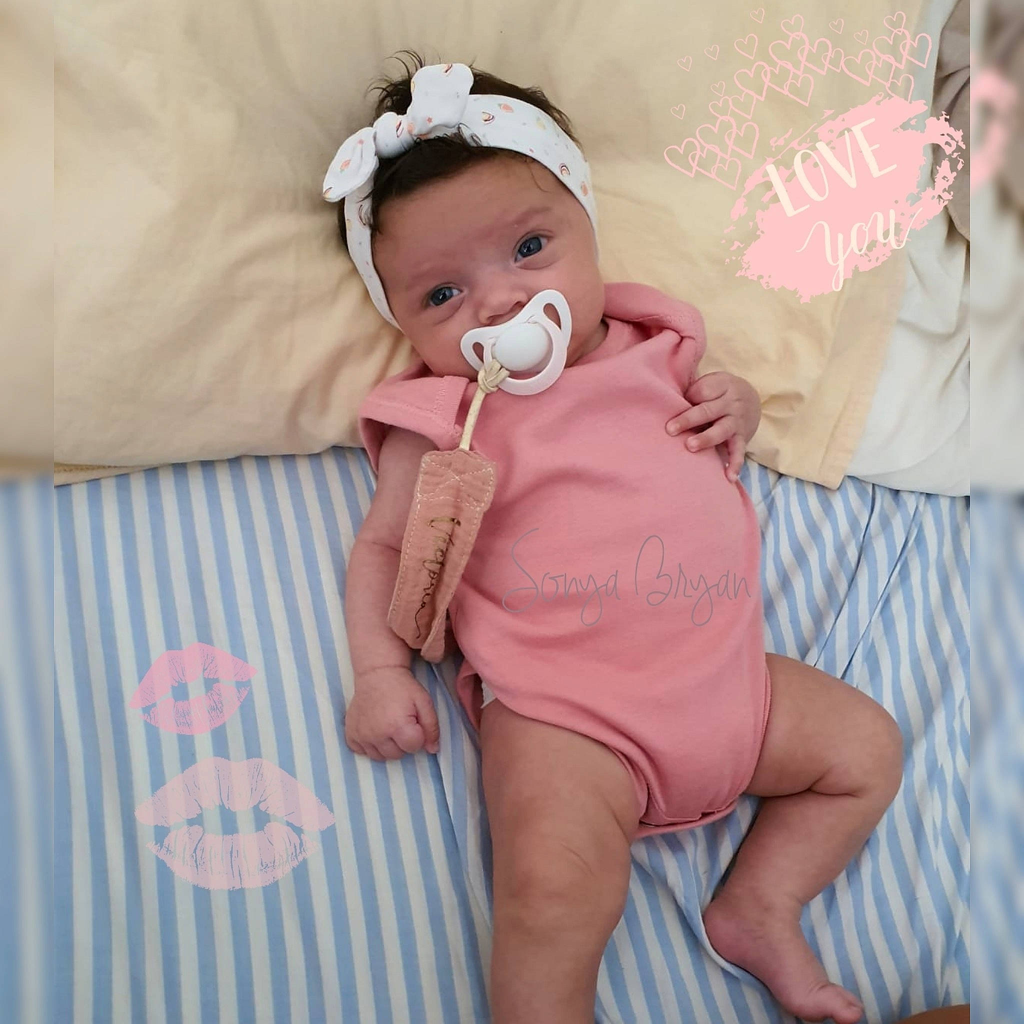 Victoria a rejoint le concours — aidez-le/la à gagner de superbes lots ! baby, baby_toddler_clothing, cheek, child, comfort, finger, gesture, hand, happy, human_body, human_leg, leg, linens, person, pink, skin, sleeve, textile, thigh, thumb