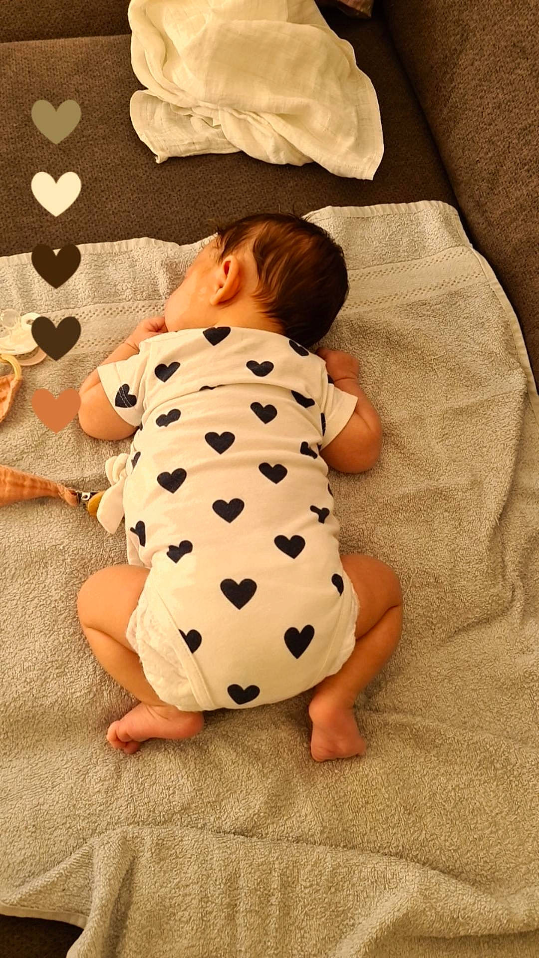 Victoria a rejoint le concours — aidez-le/la à gagner de superbes lots ! arm, baby, baby_toddler_clothing, barefoot, child, comfort, design, dress, finger, flooring, foot, human_leg, linens, one_piece_garment, pattern, person, sitting, sleeve, textile, thumb