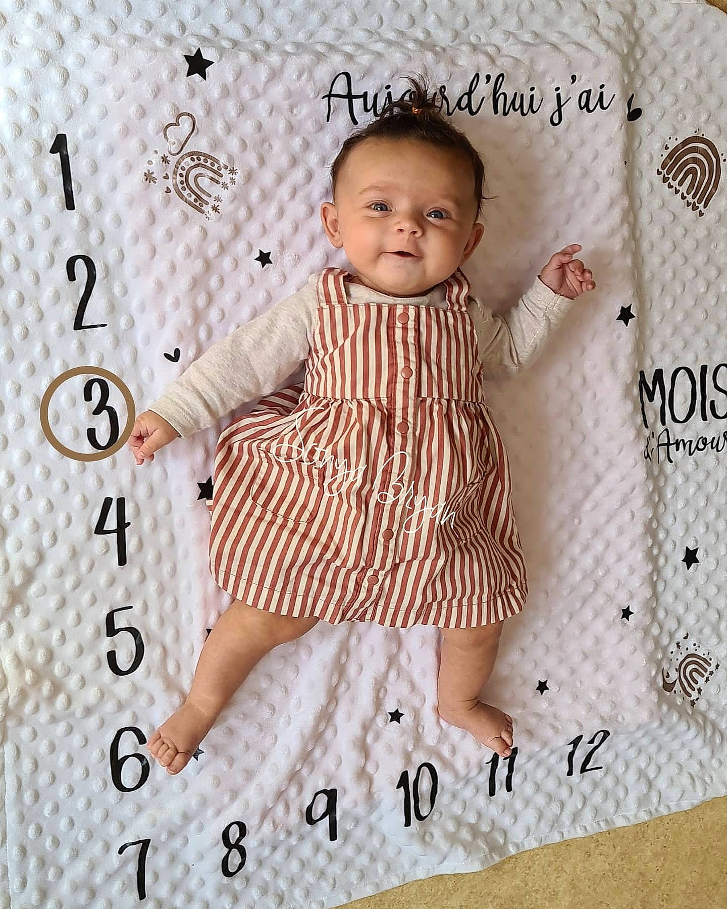 Victoria a rejoint le concours — aidez-le/la à gagner de superbes lots ! art, baby, baby_toddler_clothing, child, day_dress, design, eyelash, face, font, happy, magenta, one_piece_garment, pattern, person, photo_caption, portrait_photography, rectangle, sleeve, textile, toddler
