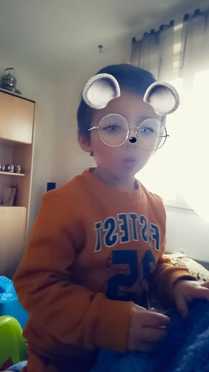 Kérian participe au concours pour gagner de l'argent avec cette photo : blue, cool, ear, eyewear, glasses, head, person, personal_protective_equipment, photography, selfie, vision_care