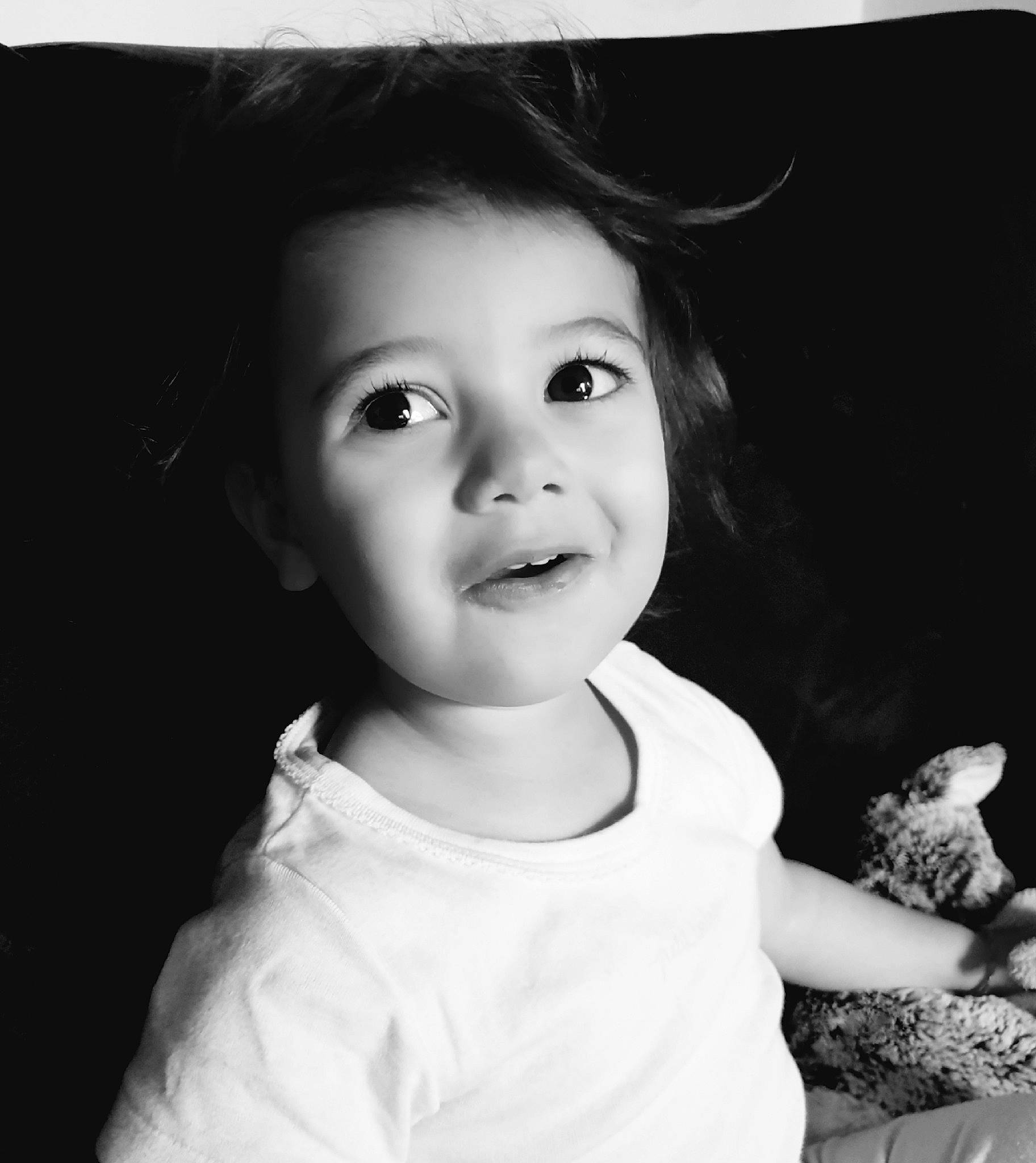 Téa a rejoint le concours — aidez-le/la à gagner de superbes lots ! black, black_and_white, cheek, child, eye, face, facial_expression, head, lip, monochrome, monochrome_photography, nose, person, photograph, photography, portrait, smile, snapshot, standing, toddler