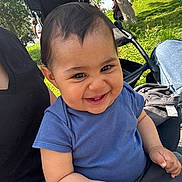 Zayn participe au concours pour gagner de l'argent avec cette photo : baby, blue_shirt, casual_clothing, child, cute, daylight, grass, greenery, happy, infant, joyful, nature, outdoor, park, person, portrait, smiling, stroller, sunlight, trees