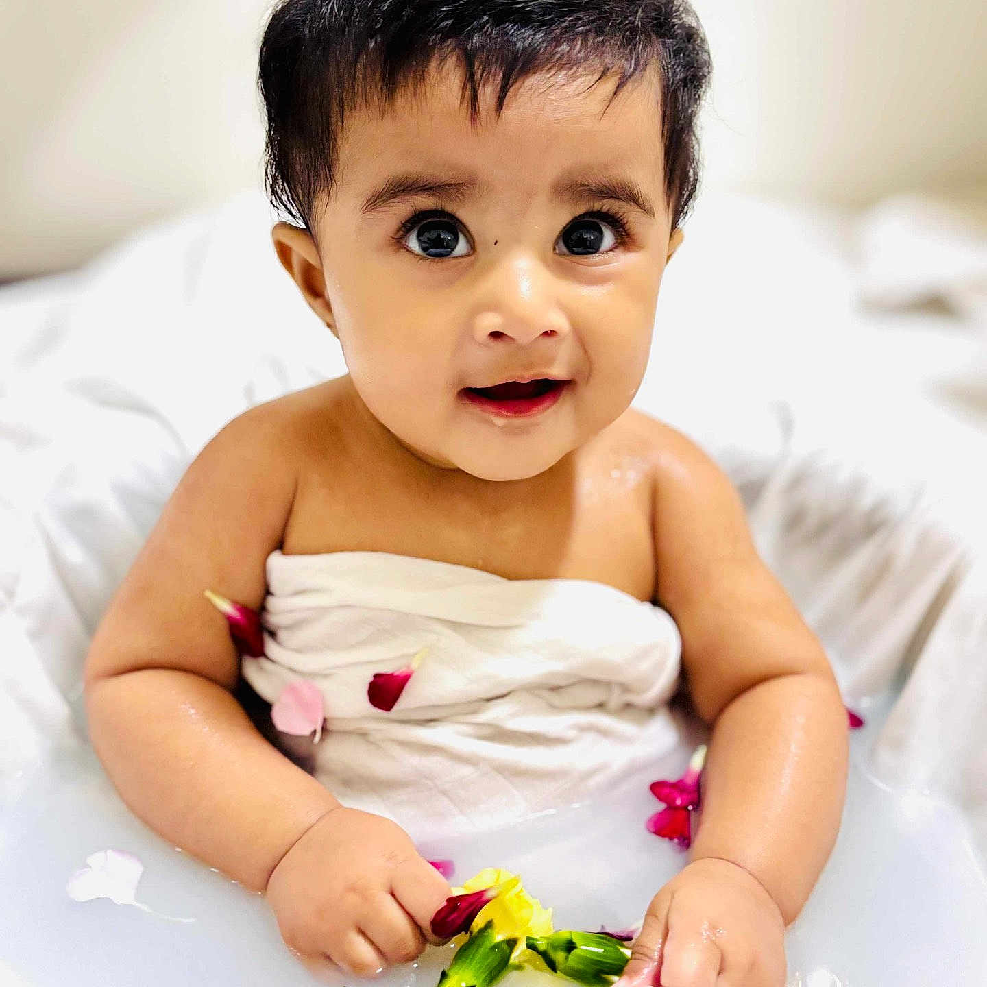 Meherish a rejoint le concours — aidez-le/la à gagner de superbes lots ! baby, bath_time, child, curious, cute, expression, face, flower_petals, hand, indoors, infant, milky_bath, portrait, sitting, skin, small_hands, water, wet, white_cloth, young_child