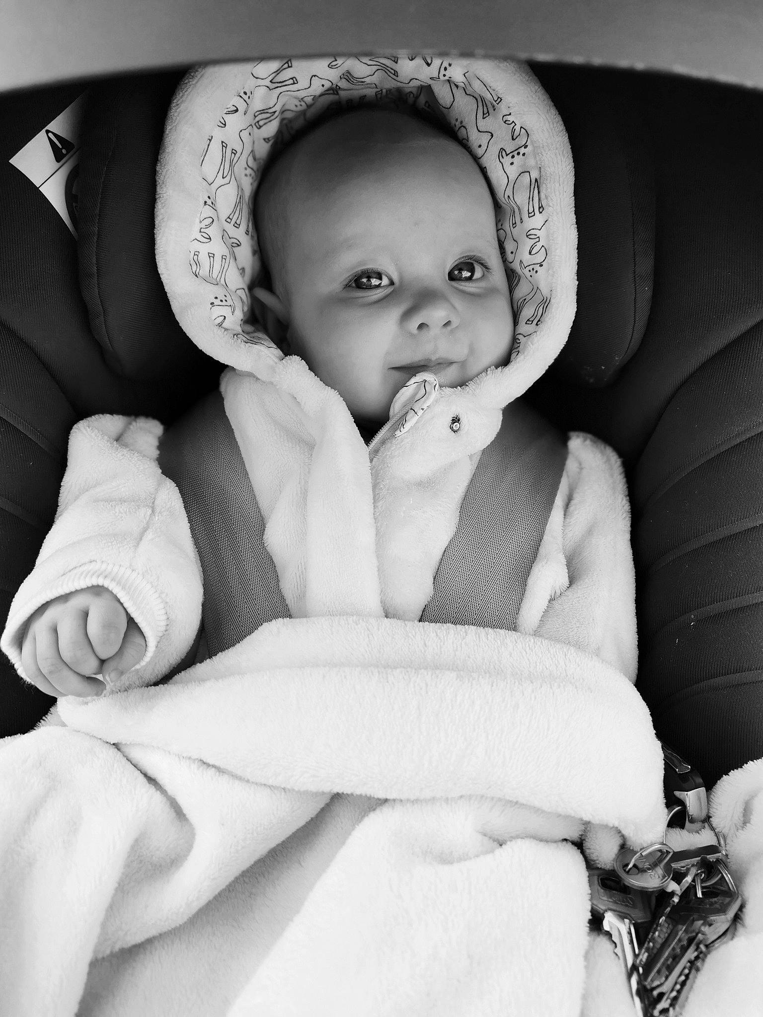 Eve a rejoint le concours — aidez-le/la à gagner de superbes lots ! arm, black, black_and_white, comfort, eye, eyebrow, face, flash_photography, head, human_body, iris, lip, mouth, nose, outerwear, person, photograph, product, skin, textile