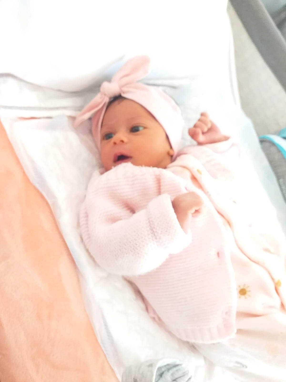 Maëlie participe au concours pour gagner de l'argent avec cette photo : baby, baby_sleeping, bedding, birth, child, headwear, linens, person, product, skin, sleep, textile, toddler