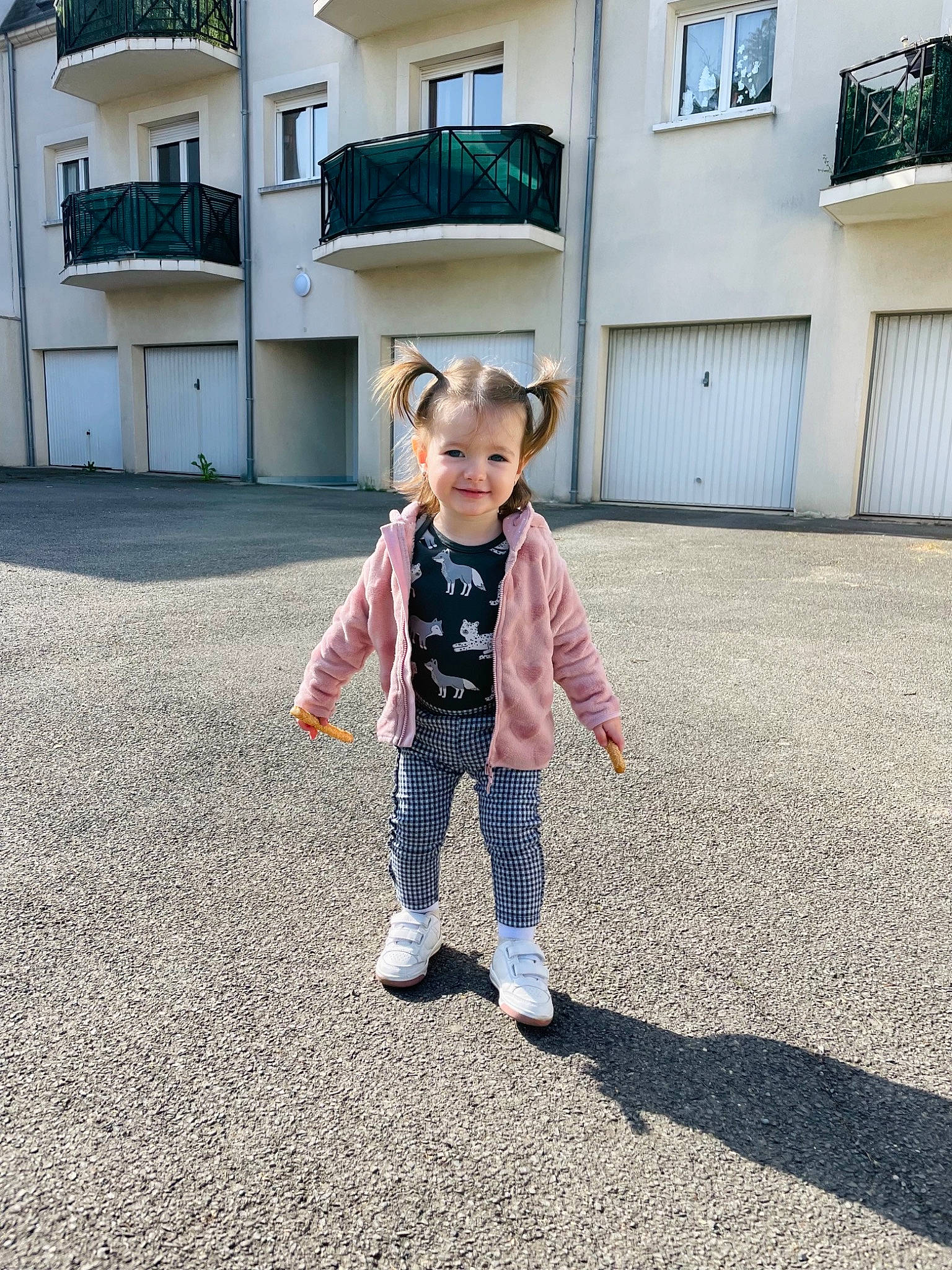 Cataleya a rejoint le concours — aidez-le/la à gagner de superbes lots ! asphalt, child, city, denim, driveway, flooring, fun, gesture, grass, happy, jeans, joy, leisure, people_in_nature, person, road_surface, sleeve, toddler, travel, tree