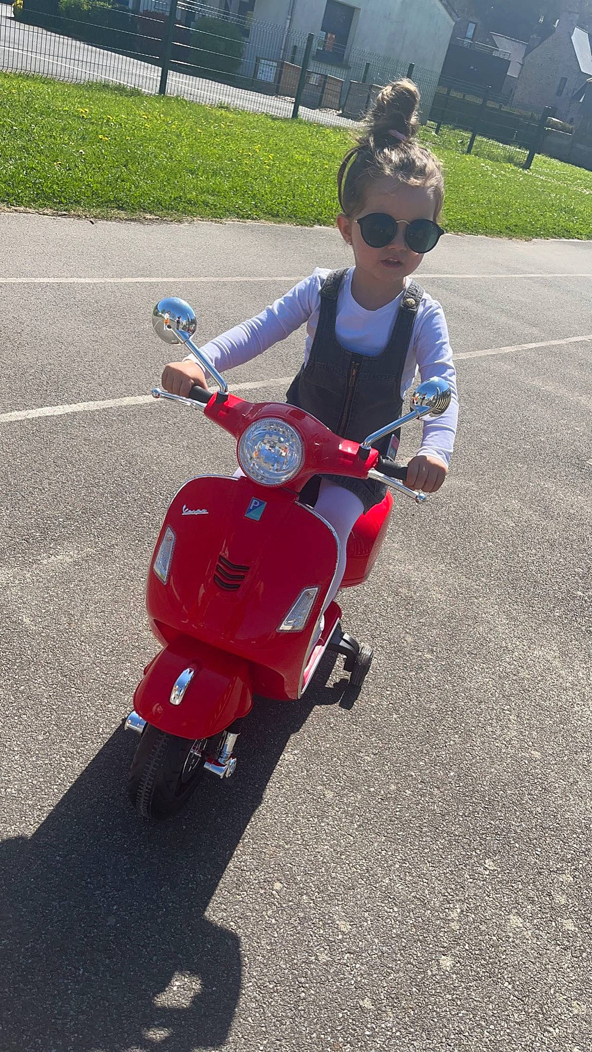 Lizya a rejoint le concours — aidez-le/la à gagner de superbes lots ! asphalt, automotive_design, automotive_lighting, automotive_tire, automotive_wheel_system, bicycle_accessory, electric_blue, fender, goggles, motor_vehicle, person, recreation, riding_toy, rim, rolling, scooter, sunglasses, tire, toddler, vehicle