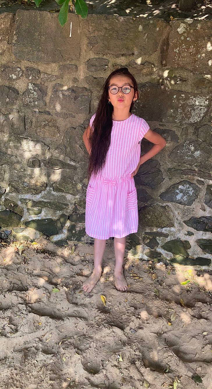 Ynaïa participe au concours pour gagner de l'argent avec cette photo : barefoot, denim, eyewear, fashion_design, fawn, fun, grass, human_leg, leisure, long_hair, magenta, pattern, people_in_nature, person, sleeve, street_fashion, sunglasses, thigh, waist, wall