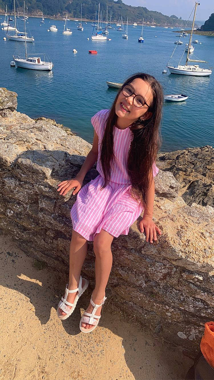 Ynaïa a rejoint le concours — aidez-le/la à gagner de superbes lots ! azure, boat, body_of_water, coastal_and_oceanic_landforms, eyewear, fun, glasses, happy, human, joy, leisure, organ, people_in_nature, person, photograph, summer, thigh, travel, waist, water