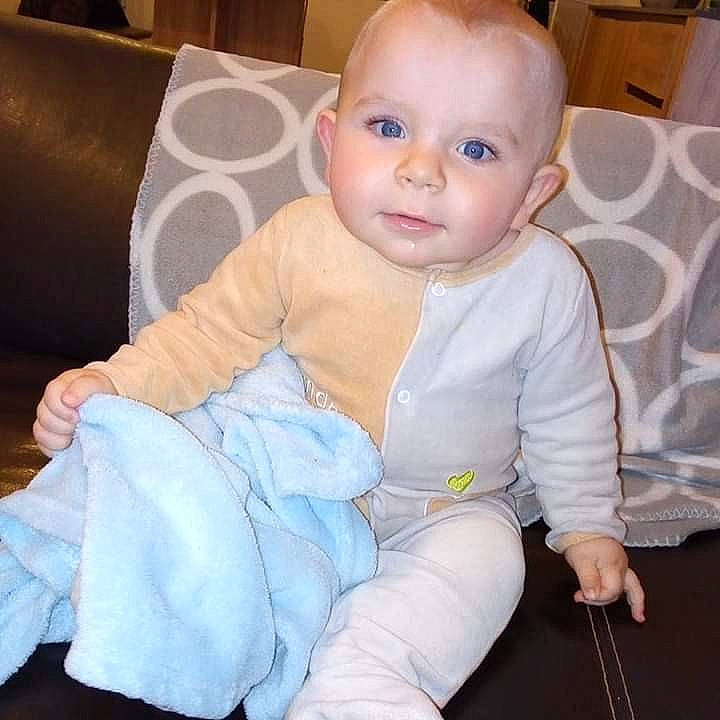 Noha participe au concours pour gagner de l'argent avec cette photo : baby, baby_toddler_clothing, cheek, child, eye, face, head, iris, leg, person, sitting, skin, smile, toddler