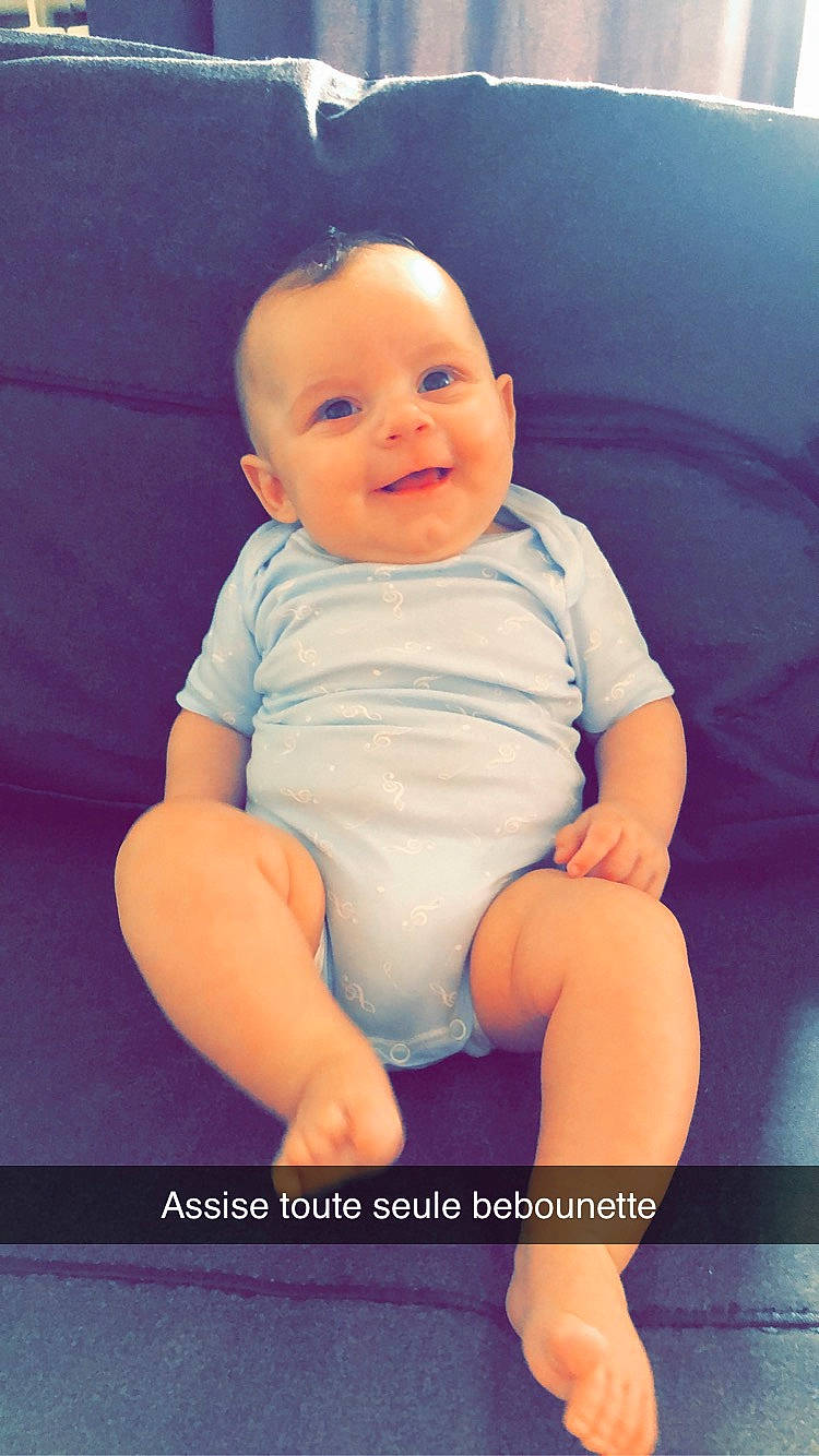 Elena participe au concours pour gagner de l'argent avec cette photo : arm, baby, baby_laughing, baby_making_funny_faces, baby_toddler_clothing, cheek, child, facial_expression, finger, joy, person, sitting, smile, toddler