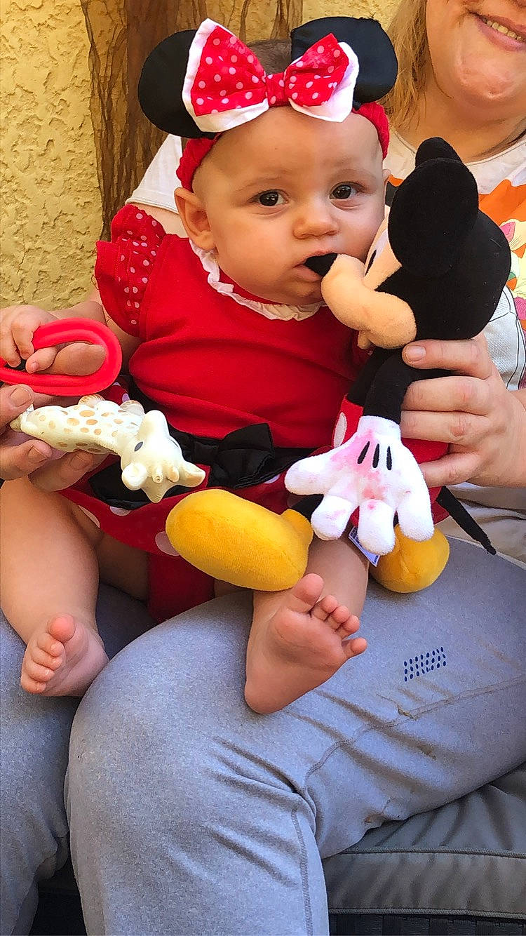 Elena participe au concours pour gagner de l'argent avec cette photo : baby, child, finger, headwear, leg, person, play, stuffed_toy, toddler, toy