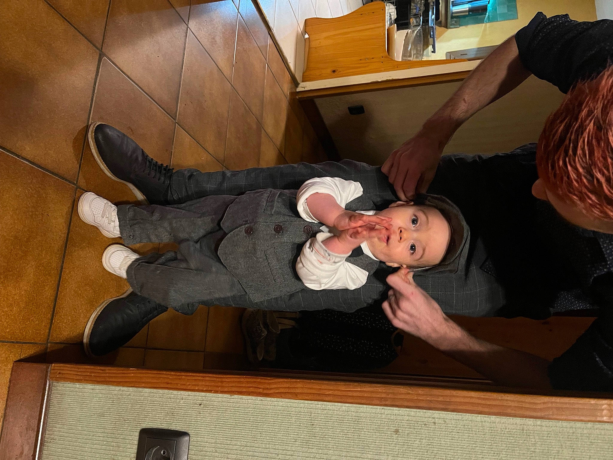 Liam participe au concours pour gagner de l'argent avec cette photo : child, comfort, elbow, eyewear, flooring, foot, fun, gesture, hardwood, human_leg, knee, lap, leg, person, room, sitting, thigh, toddler, wood, wrist