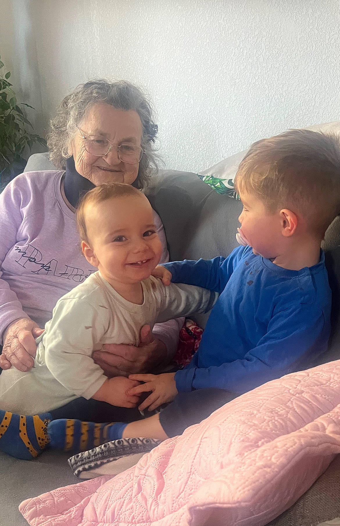Liam participe au concours pour gagner de l'argent avec cette photo : baby, baby_toddler_clothing, child, comfort, couch, event, family, fun, gesture, grandparent, grass, happy, joy, lap, mouth, person, sitting, skin, smile, t_shirt