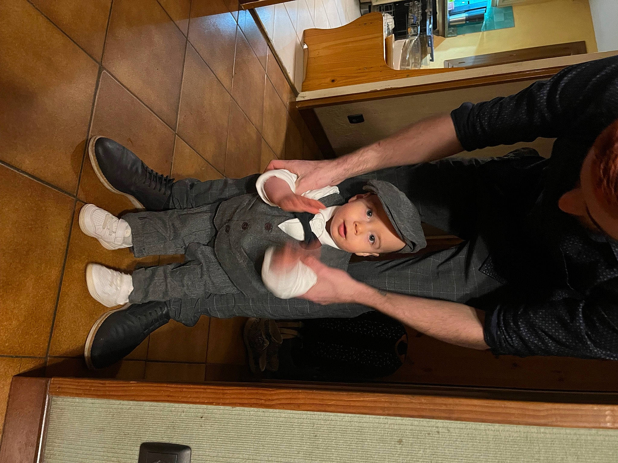 Liam a rejoint le concours — aidez-le/la à gagner de superbes lots ! arm, comfort, computer_keyboard, elbow, flooring, foot, fun, gesture, hand, hardwood, headwear, human_leg, knee, lap, leg, person, room, sandal, sitting, thigh