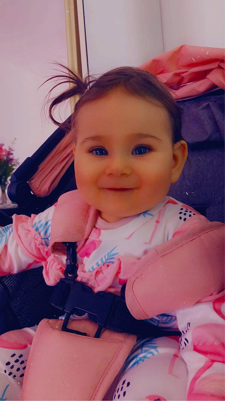 Vitoria participe au concours pour gagner de l'argent avec cette photo : baby_toddler_clothing, cheek, chin, cool, eyelash, facial_expression, finger, hairstyle, happy, human, iris, joy, lip, mammal, mouth, nose, person, pink, plant, product