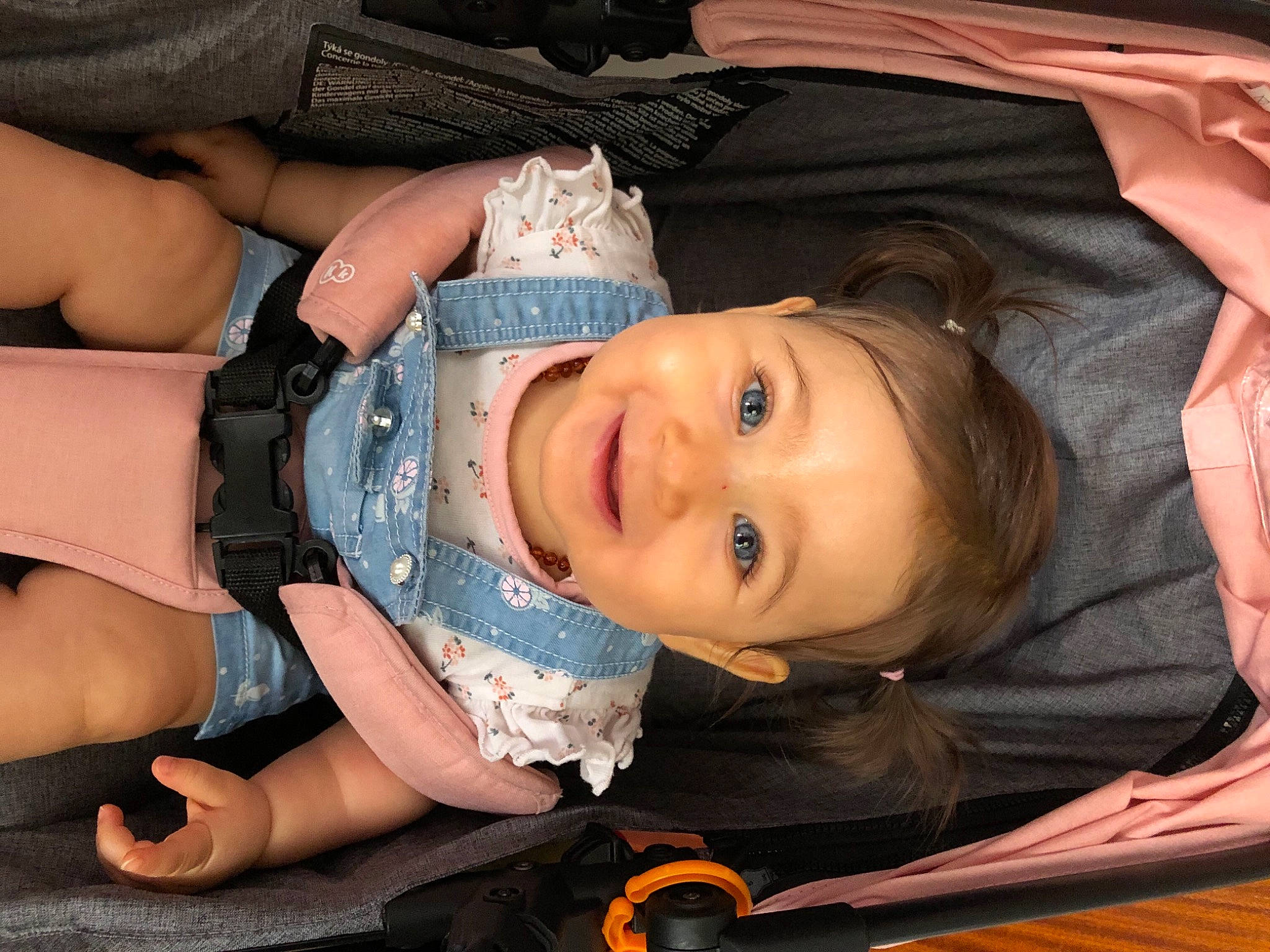 Vitoria a rejoint le concours — aidez-le/la à gagner de superbes lots ! baby_toddler_clothing, cheek, child, facial_expression, finger, flash_photography, fun, hair, hairstyle, happy, human_body, iris, joy, mouth, muscle, nose, person, product, skin, smile