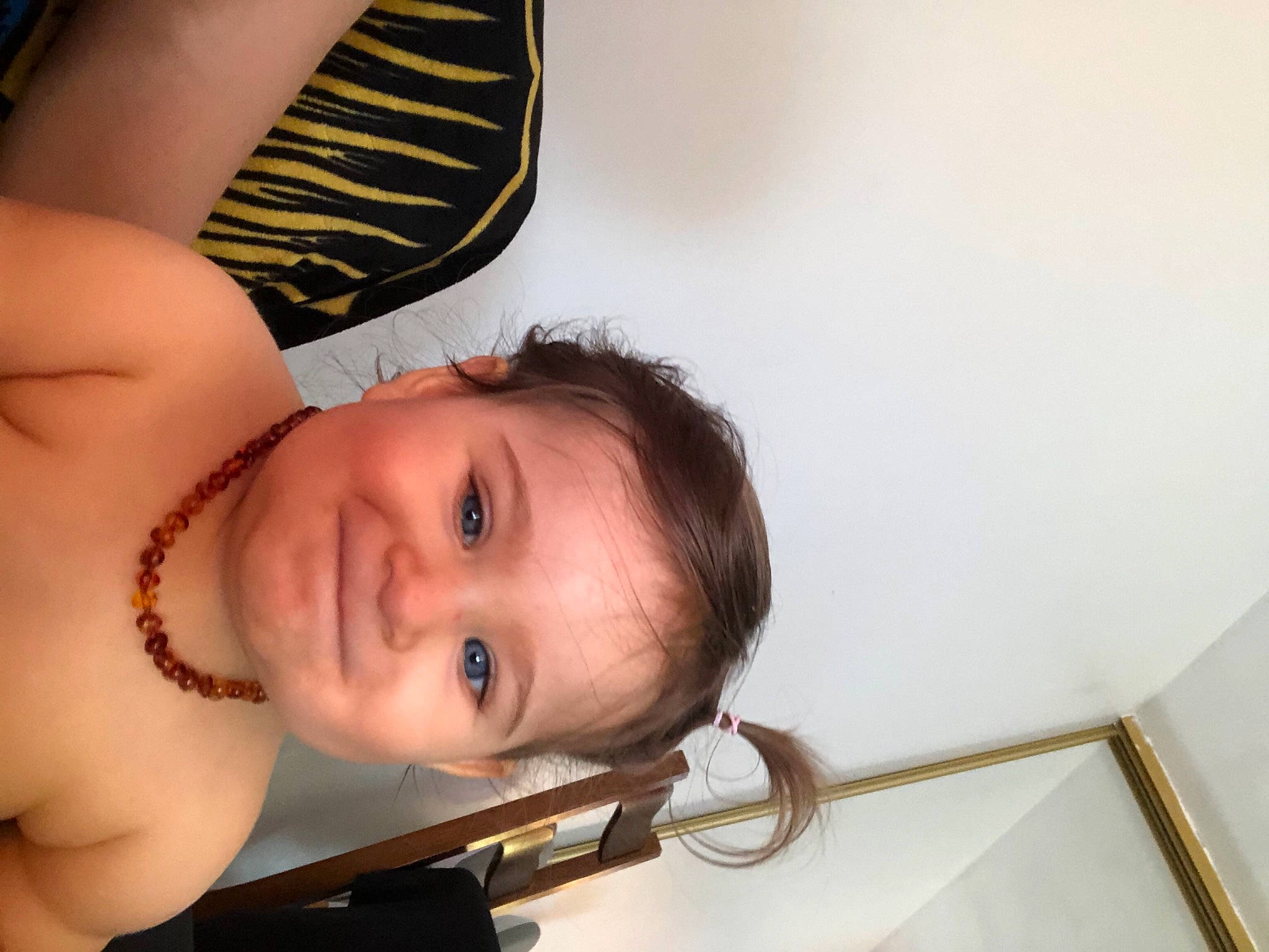 Vitoria participe au concours pour gagner de l'argent avec cette photo : arm, cheek, ear, eye, eyebrow, eyelash, face, flash_photography, hair, head, human_body, jaw, joy, leg, lip, mouth, neck, nose, person, shoulder