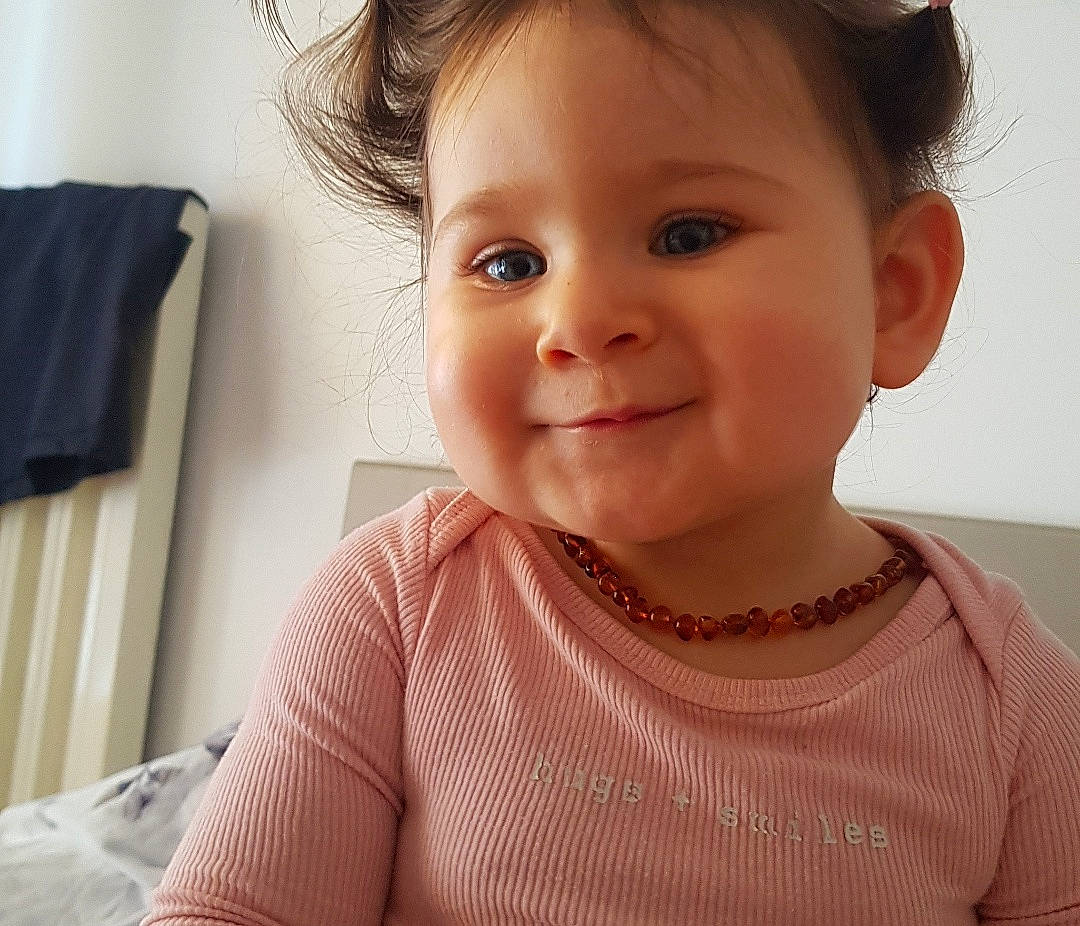 Vitoria a rejoint le concours — aidez-le/la à gagner de superbes lots ! baby_toddler_clothing, cheek, ear, eye, eyebrow, eyelash, hair, hairstyle, head, iris, joy, lip, mouth, neck, nose, person, product, shoulder, skin, sleeve