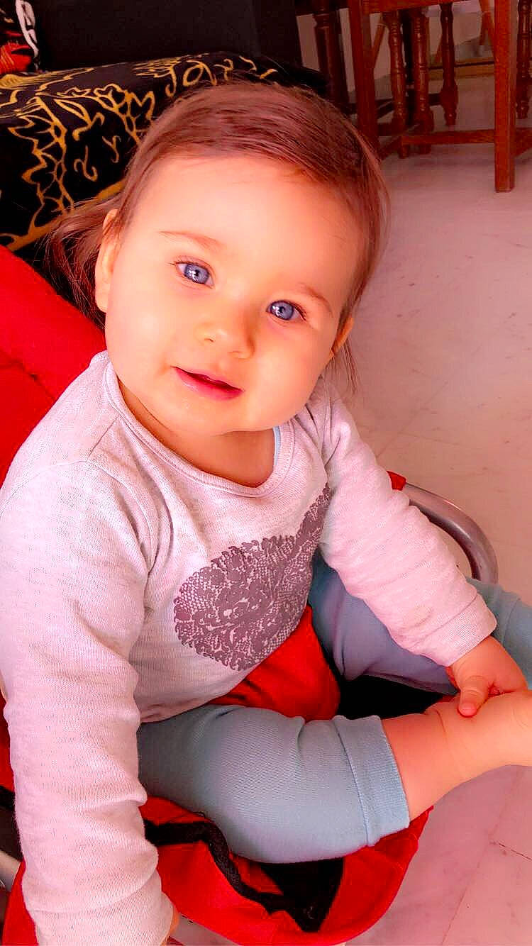 Vitoria participe au concours pour gagner de l'argent avec cette photo : arm, baby, baby_toddler_clothing, beauty, cheek, child, comfort, elbow, face, finger, happy, head, human_body, lip, mouth, nose, person, pink, skin, sleeve