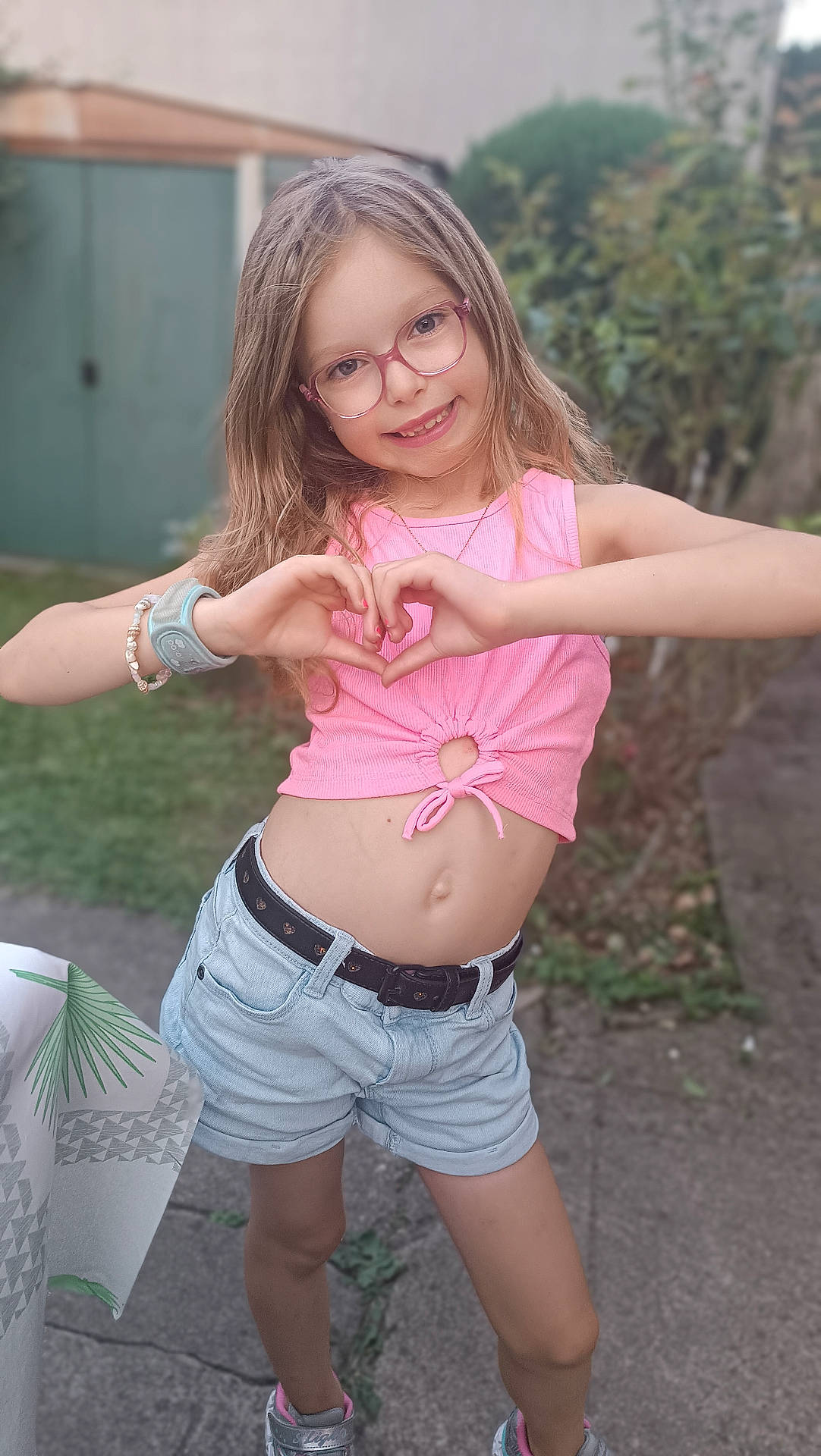 Julie participe au concours pour gagner de l'argent avec cette photo : accessories, bodypart, child, clothing, face, female, finger, footwear, girl, glasses, hand, happy, head, pants, person, photography, portrait, shoe, shorts, smile