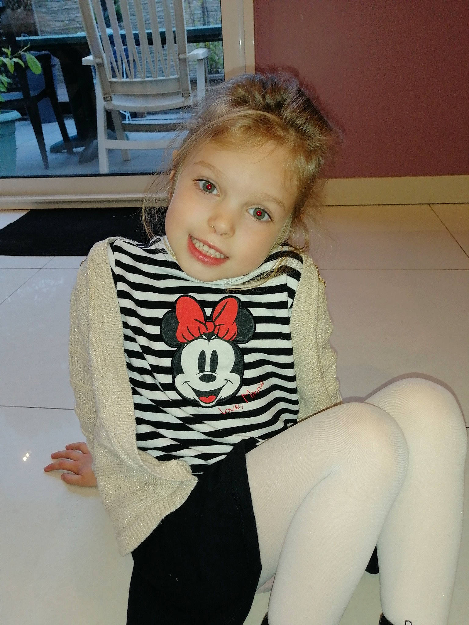 Julie a rejoint le concours — aidez-le/la à gagner de superbes lots ! baby_toddler_clothing, chair, child, cool, facial_expression, hair, happy, human_leg, joy, knee, neck, person, plant, shoulder, sleeve, smile, sportswear, standing, thigh, toddler