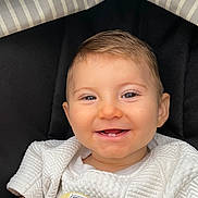 Elio a rejoint le concours — aidez-le/la à gagner de superbes lots ! baby, child, smiling, white_clothing, bottle, striped_fabric, seat, cute, happy, indoor, portrait, infant, face, human, small_tent, cozy, clothing, hand, tooth, baby_girl