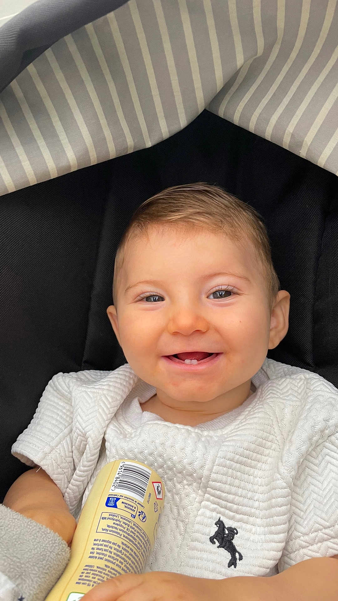 Elio a rejoint le concours — aidez-le/la à gagner de superbes lots ! baby, child, smiling, white_clothing, bottle, striped_fabric, seat, cute, happy, indoor, portrait, infant, face, human, small_tent, cozy, clothing, hand, tooth, baby_girl