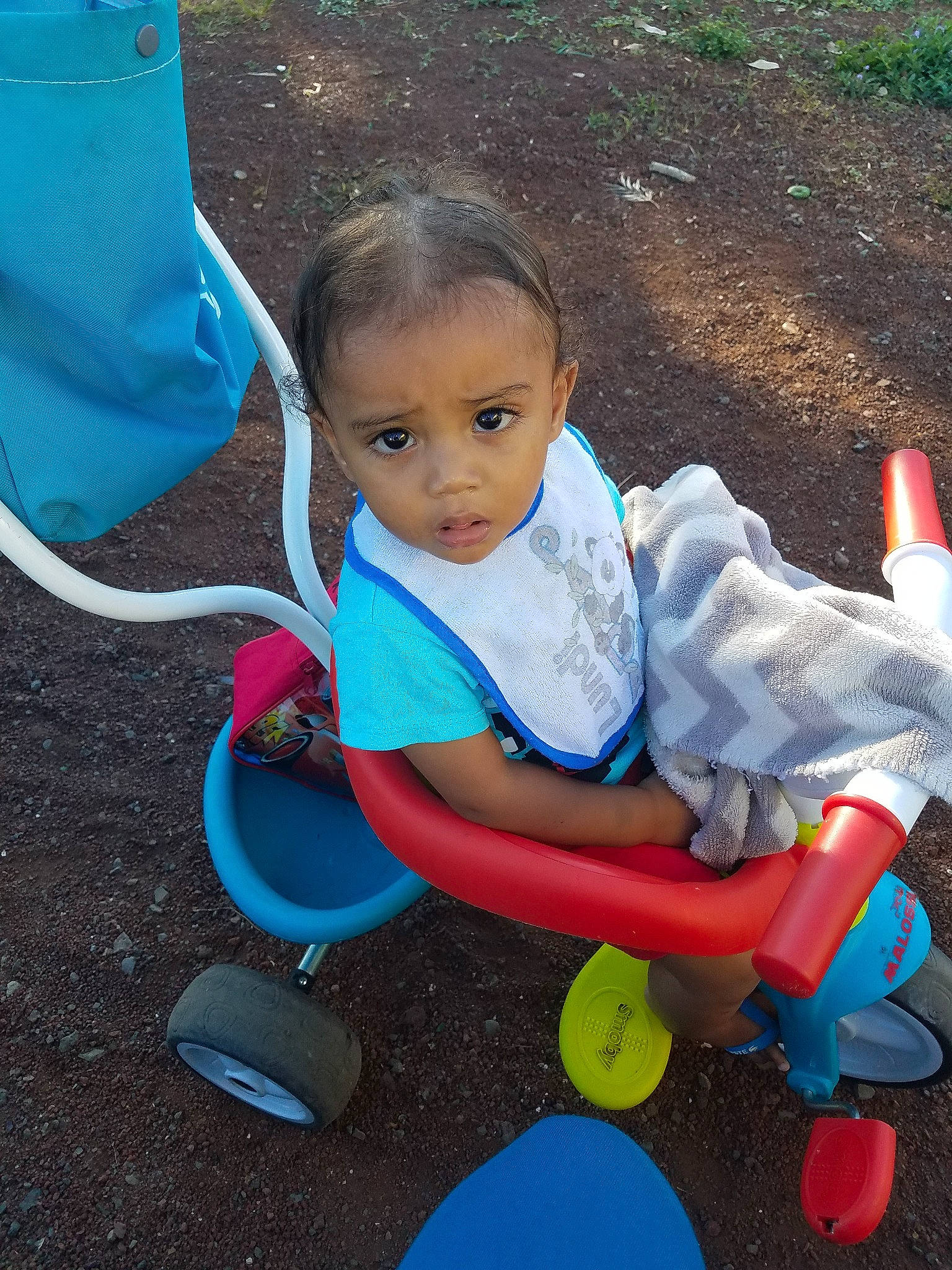 Kelvyn a rejoint le concours — aidez-le/la à gagner de superbes lots ! baby_products, blue, child, day, fun, girl, infant, leisure, outdoor_play_equipment, person, play, playground, product, public_space, recreation, sitting, skin, smile, toddler, toy