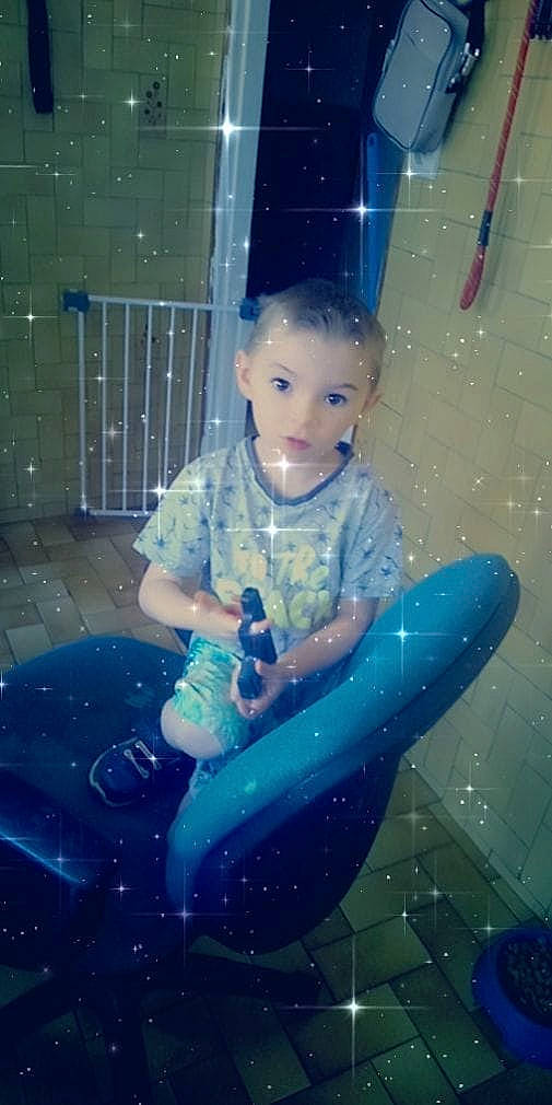 Jayson participe au concours pour gagner de l'argent avec cette photo : baby, child, fun, leisure, person, play, sitting, smile, toddler