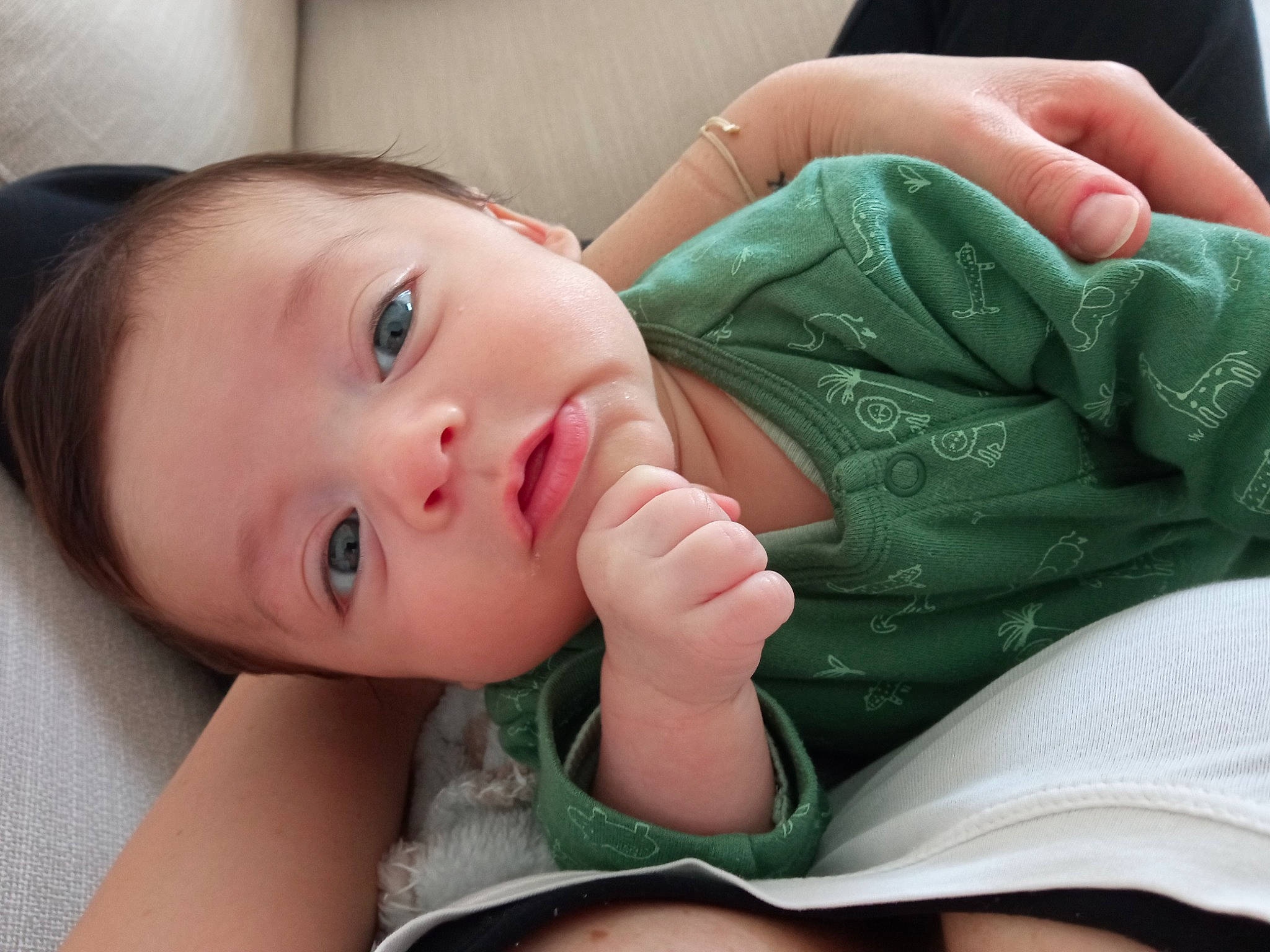 Hugo participe au concours pour gagner de l'argent avec cette photo : baby_toddler_clothing, cheek, comfort, eye, eyebrow, eyelash, finger, gesture, human_body, iris, joint, leg, lip, mouth, muscle, neck, nose, person, shoulder, skin