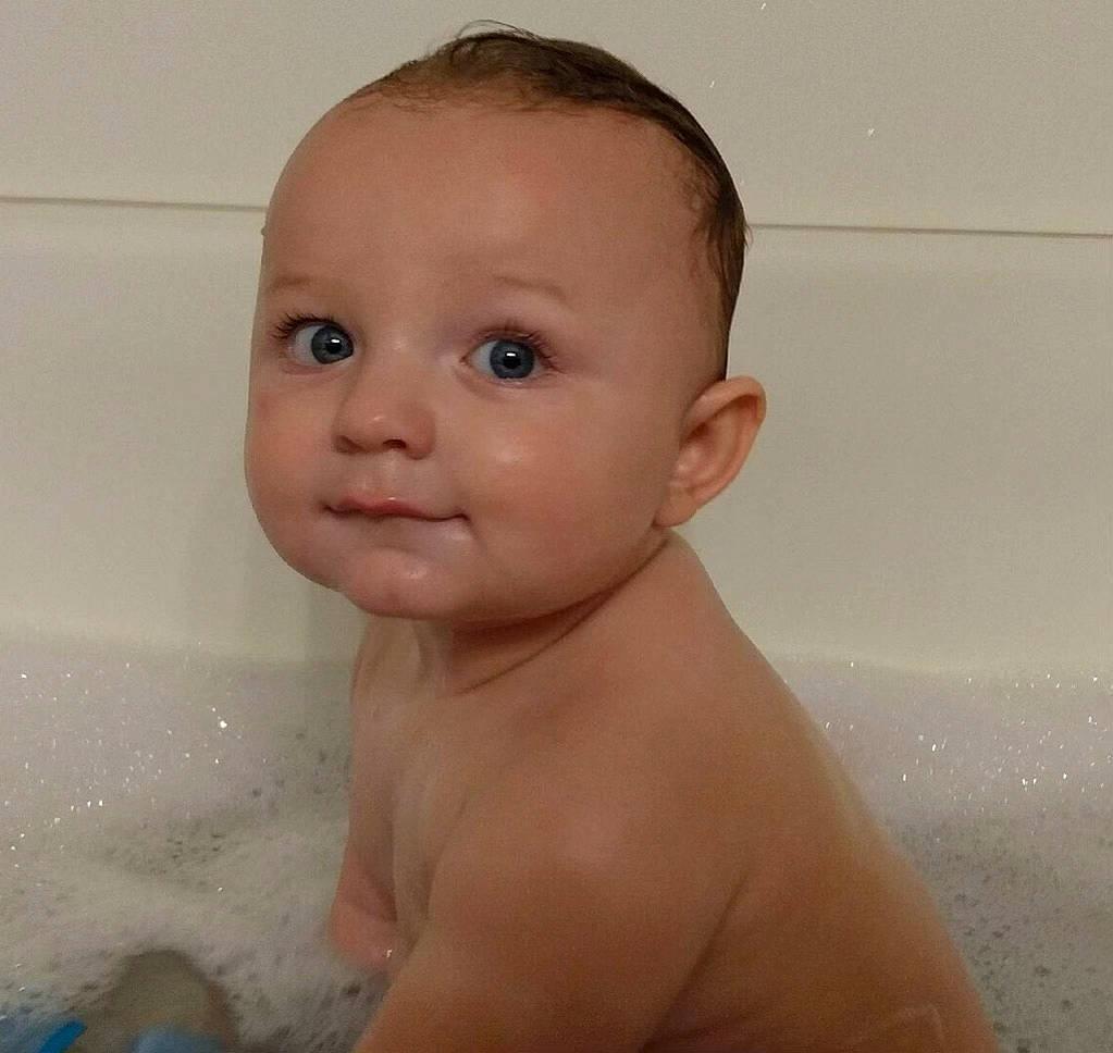 Maverick is registered to the contest to win money with this photo: baby, baby_bathing, bathing, bathroom, bathtub, cheek, chest, ear, eyebrow, eyelash, fluid, foam, human_body, iris, jaw, nose, person, plumbing, skin, toddler