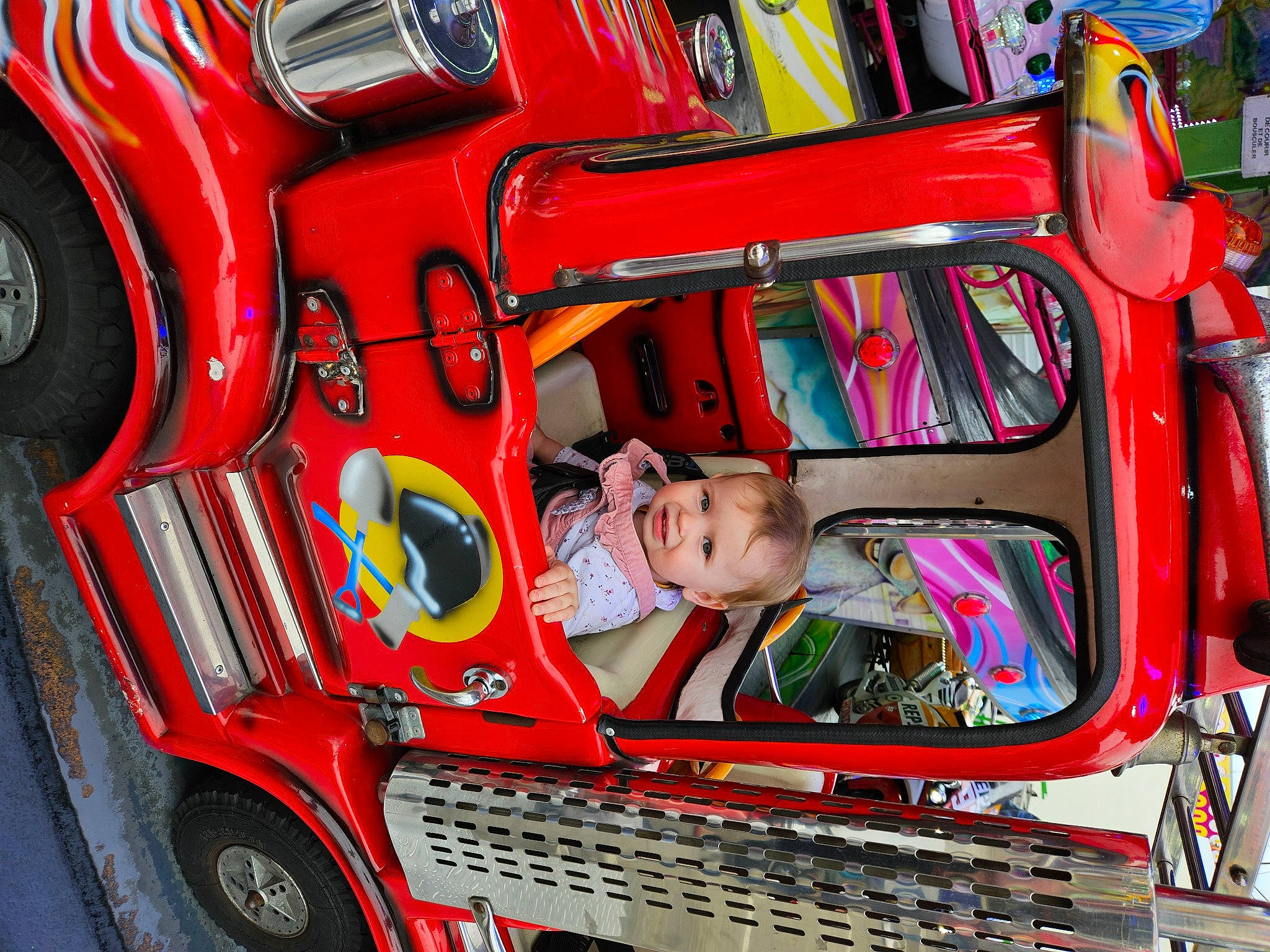 Romy participe au concours pour gagner de l'argent avec cette photo : auto_part, automotive_design, automotive_exterior, automotive_tire, automotive_wheel_system, bumper, car, fire_apparatus, fun, helmet, joy, motor_vehicle, person, personal_protective_equipment, plant, racing, red, smile, tire, vehicle