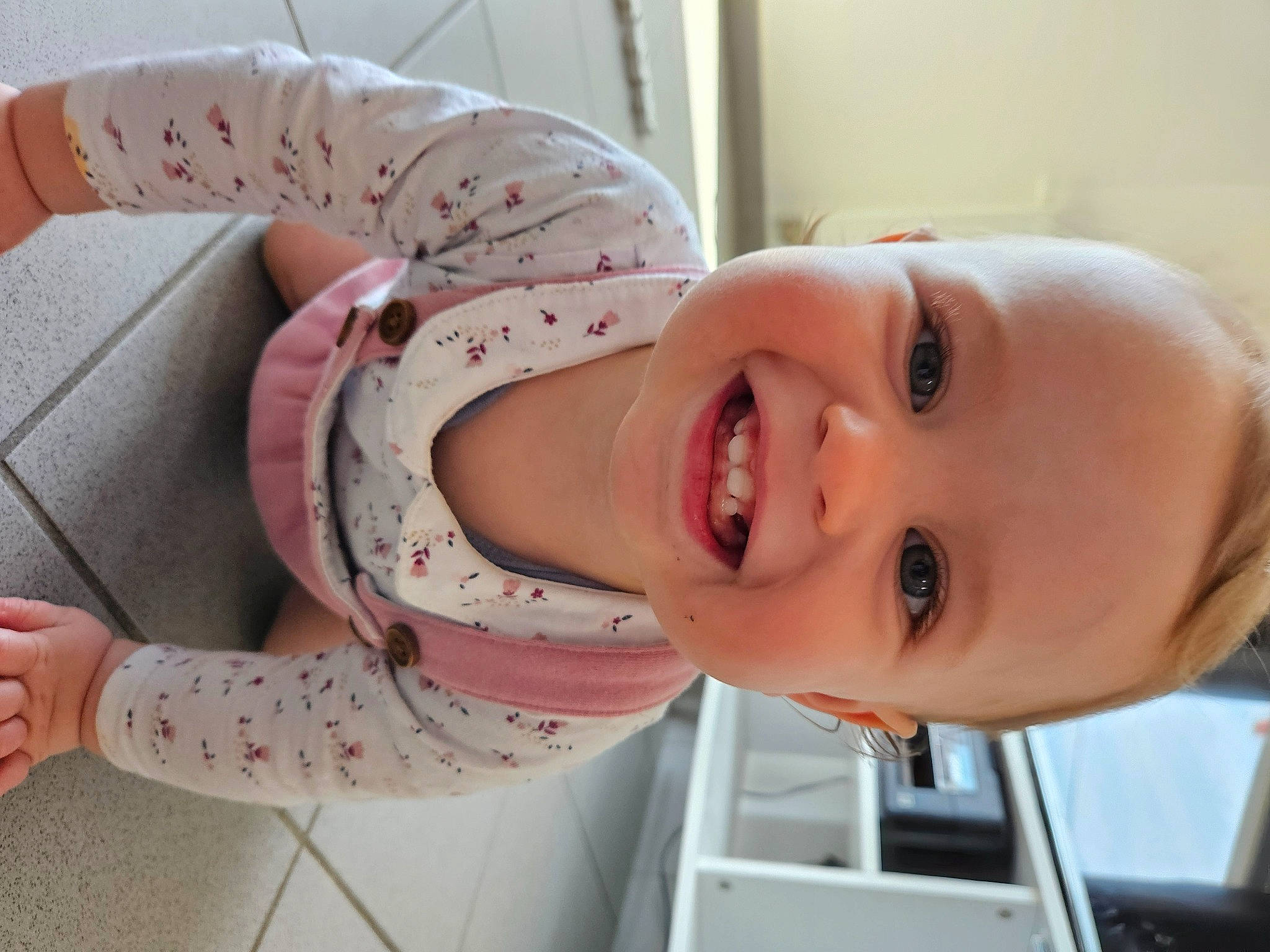 Romy a rejoint le concours — aidez-le/la à gagner de superbes lots ! baby, baby_laughing, cheek, chin, clothing, eye, eyebrow, eyelash, fun, happy, hat, headgear, iris, joy, lip, mouth, nose, person, pink, skin