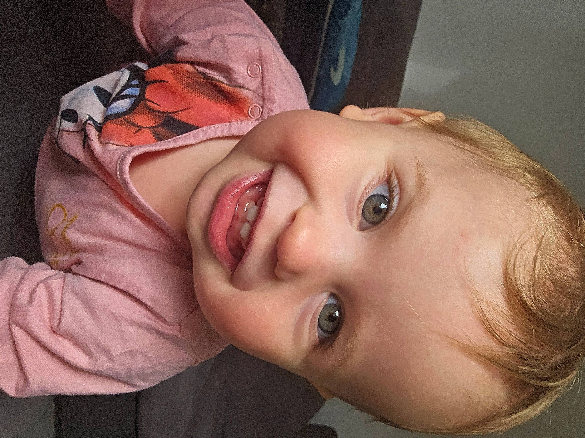 Romy participe au concours pour gagner de l'argent avec cette photo : black_hair, cheek, ear, eyebrow, eyelash, flash_photography, forehead, happy, headgear, human_body, iris, jaw, joy, lip, mouth, neck, nose, person, plant, skin