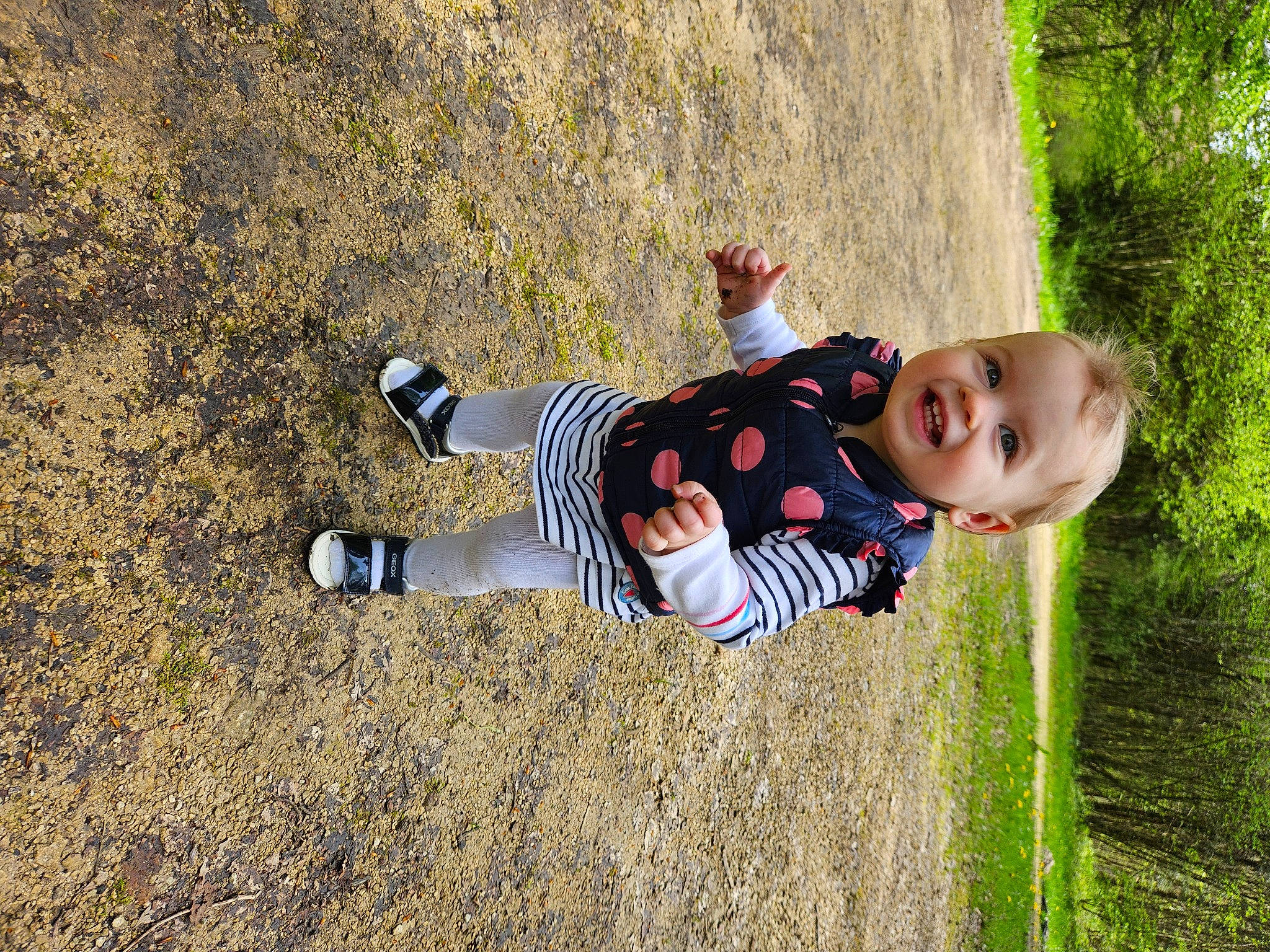 Romy participe au concours pour gagner de l'argent avec cette photo : baby, baby_toddler_clothing, child, fun, grass, grass_family, grassland, happy, landscape, leisure, people_in_nature, person, plant, play, recreation, sitting, smile, soil, toddler, tree