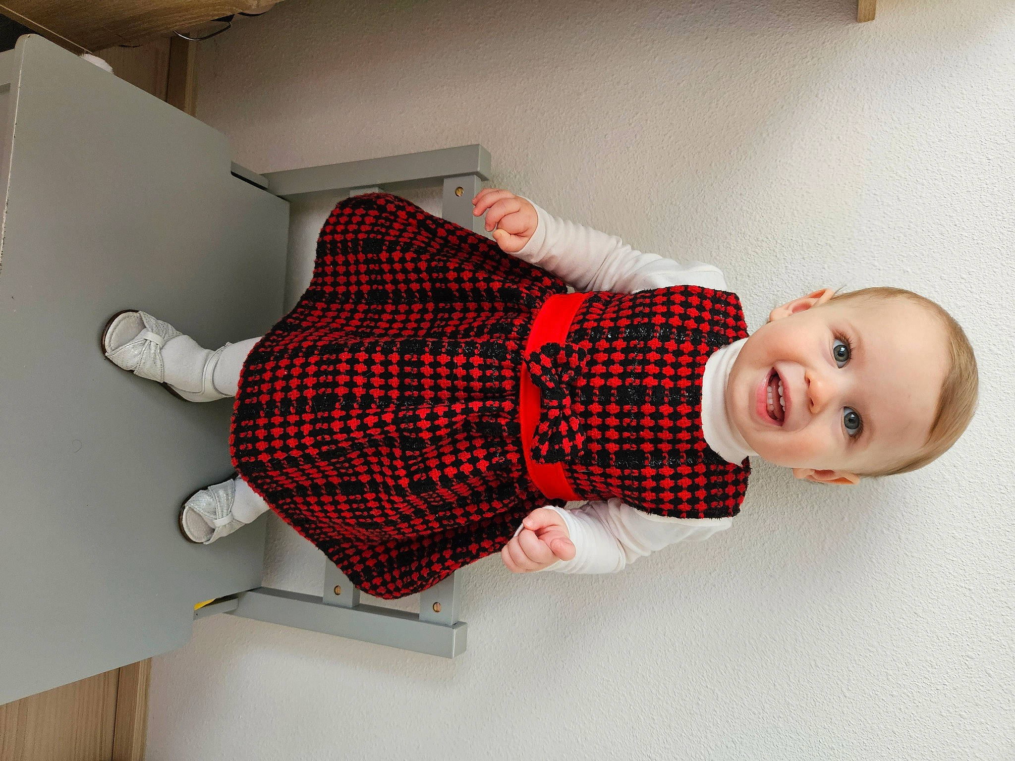 Romy participe au concours pour gagner de l'argent avec cette photo : baby, baby_toddler_clothing, carmine, chair, collar, comfort, elbow, floor, flooring, human_leg, joy, knee, pattern, person, plaid, room, sleeve, smile, sock, tartan