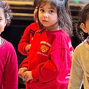 Tala a rejoint le concours — aidez-le/la à gagner de superbes lots ! child, children, red_sweatshirt, teddy_bear, hair_clips, jeans, indoor, friends, cute, portrait, young_girl, casual_clothing, long_hair, colorful_lights, festive, group, people, warm_lighting, soft_focus, expression