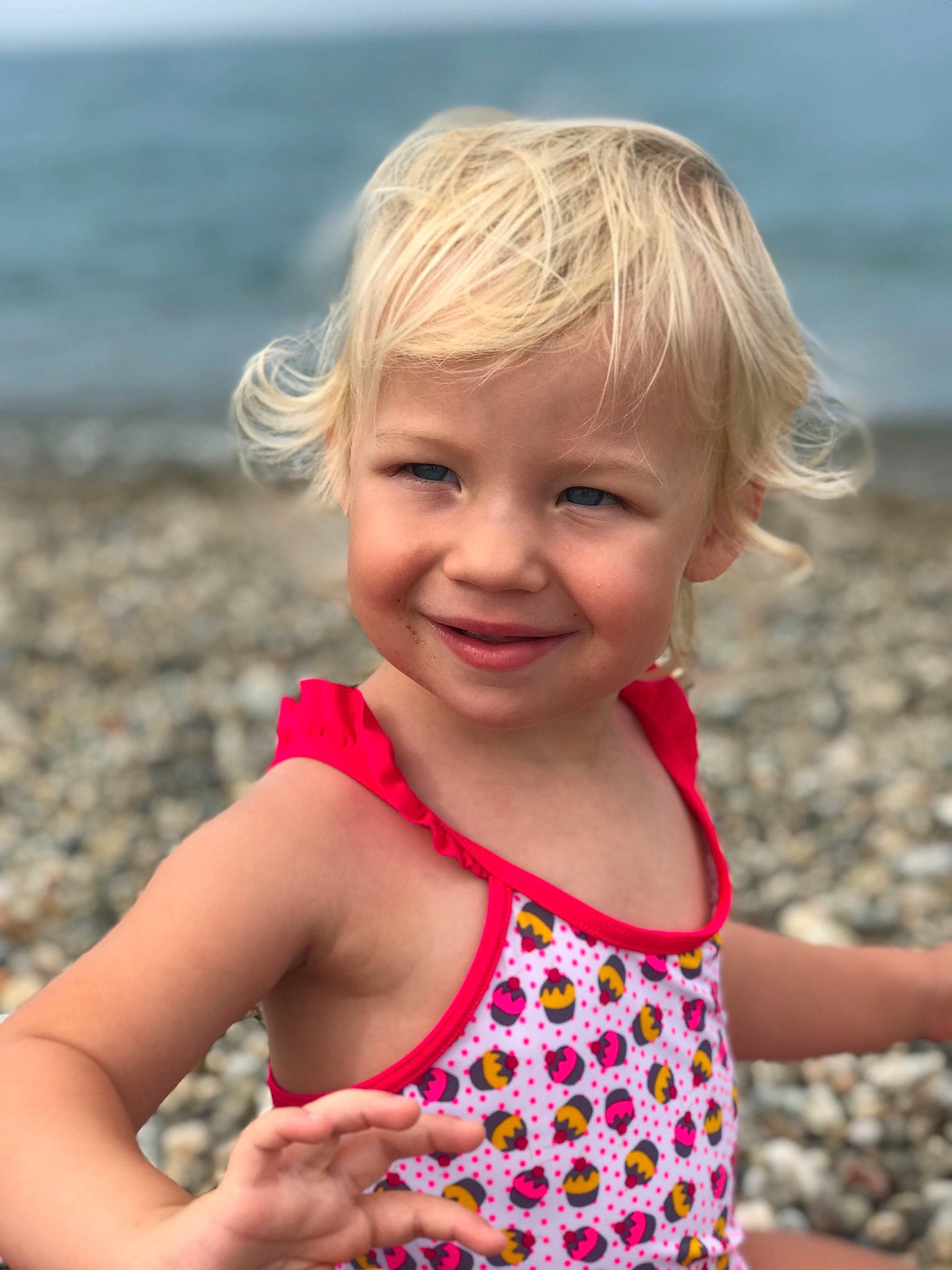 Lily a rejoint le concours — aidez-le/la à gagner de superbes lots ! beach, blond, child, child_model, fun, hair, hairstyle, happy, joy, neck, person, pink, play, smile, summer, surfer_hair, toddler, vacation