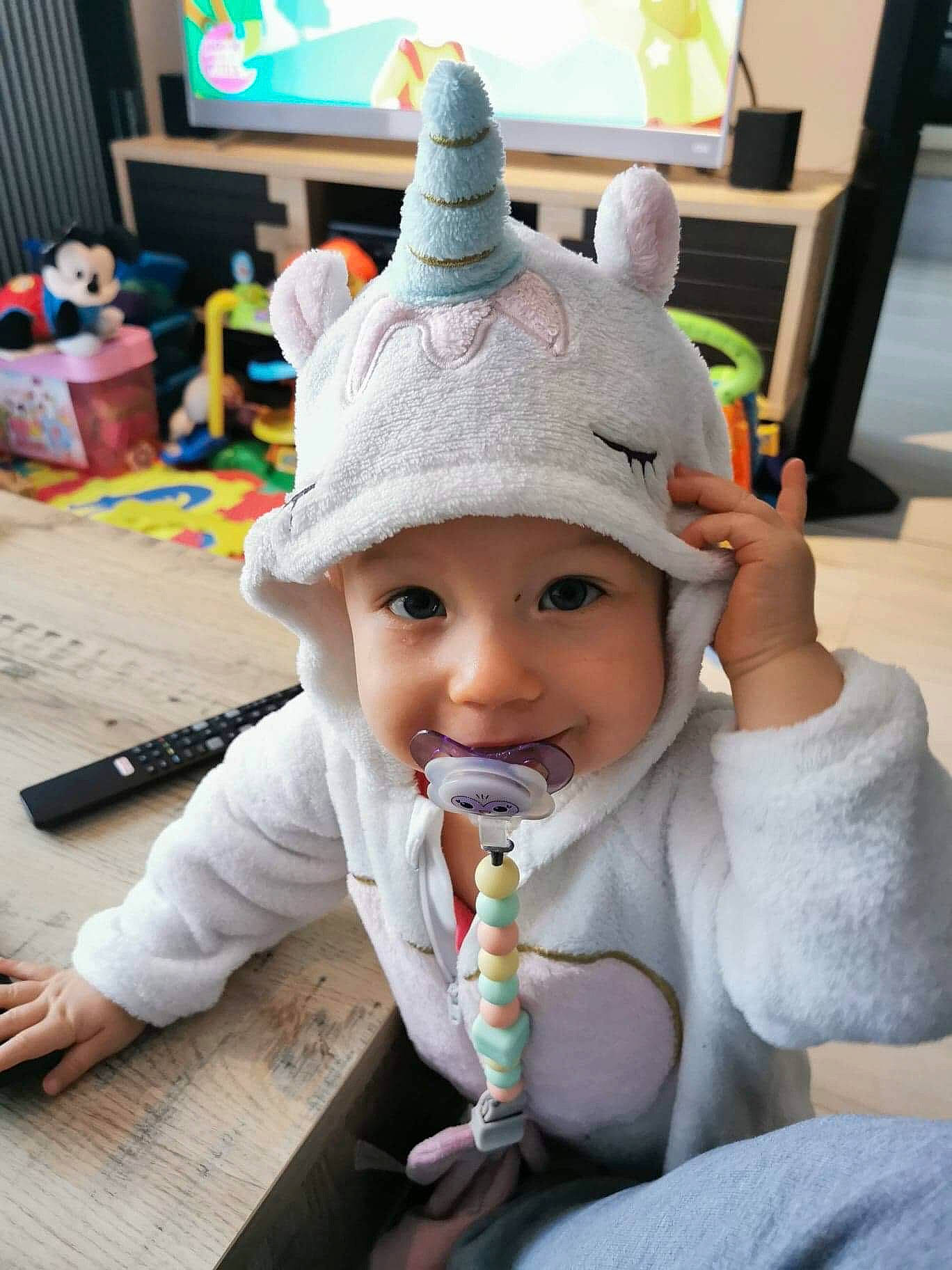 Lily participe au concours pour gagner de l'argent avec cette photo : baby, cap, child, headgear, headwear, joy, person, smile, toddler