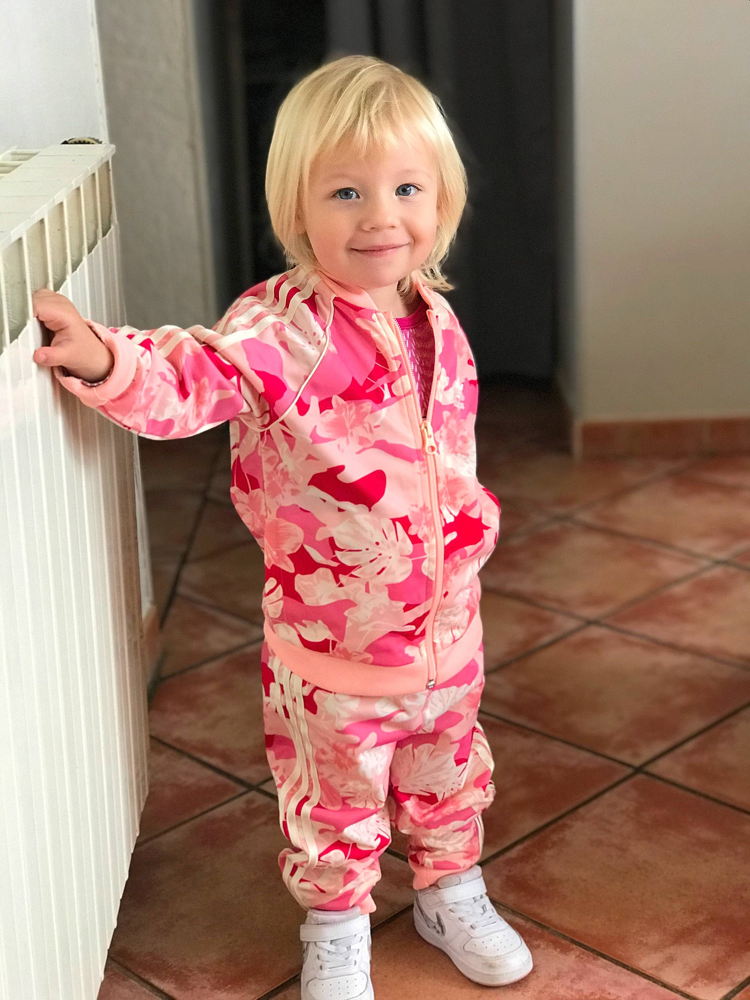 Lily a rejoint le concours — aidez-le/la à gagner de superbes lots ! arm, baby_toddler_clothing, finger, floor, flooring, gesture, hairstyle, human_body, joint, joy, leg, pattern, person, pink, shoulder, sleeve, smile, textile, thigh, thumb