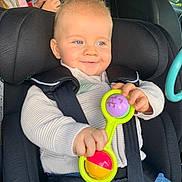 Antoine a rejoint le concours — aidez-le/la à gagner de superbes lots ! toddler, child, car_seat, rattle, toy, blue_eyes, spiky_hair, sweater, seatbelt, car_interior, smile, happy, baby, person, clothing, seat, sitting, hands, cute, young_child