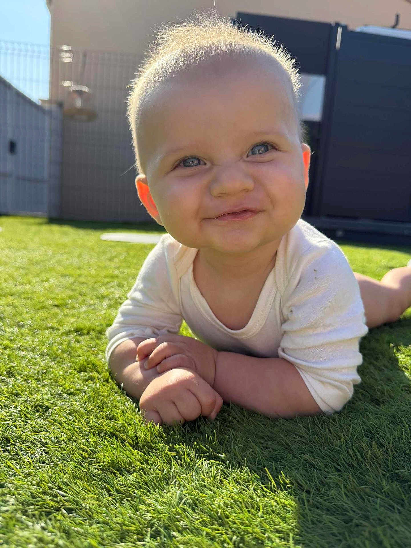 Antoine a rejoint le concours — aidez-le/la à gagner de superbes lots ! baby, child, grass, outdoor, sunlight, smile, onesie, happy, portrait, face, infant, crawling, sunny, greenery, cheeky, young, cute, playful, nature, backyard