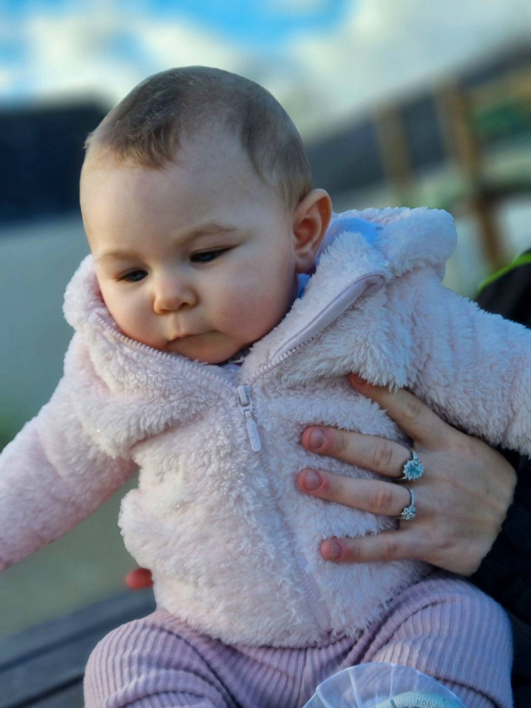 Kaëly a rejoint le concours — aidez-le/la à gagner de superbes lots ! baby, baby_toddler_clothing, cheek, child, face, fun, fur, gesture, grass, hand, happy, iris, lip, nose, person, sitting, skin, sky, sleeve, toddler