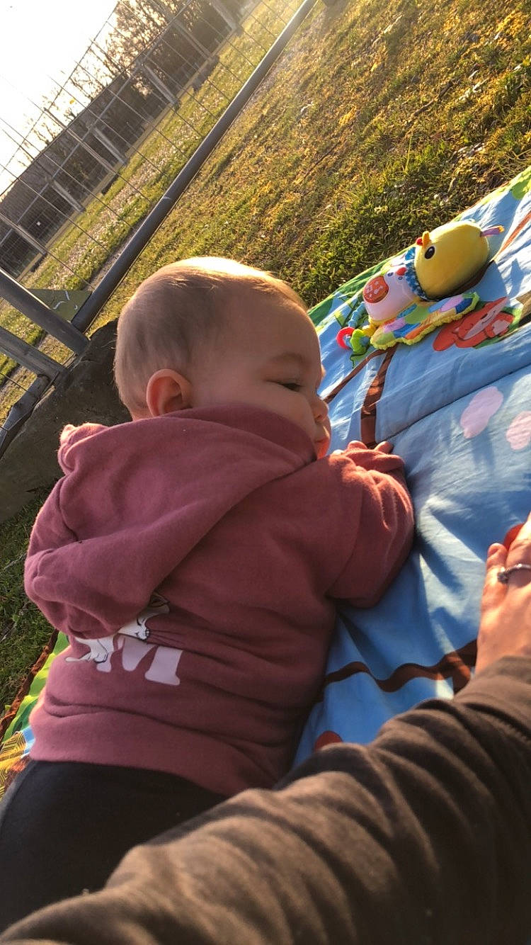 Kaëly participe au concours pour gagner de l'argent avec cette photo : baby, baby_toddler_clothing, child, fun, grass, happy, leaf, leisure, mammal, morning, nose, people_in_nature, person, plant, recreation, sitting, skin, textile, toddler, tree